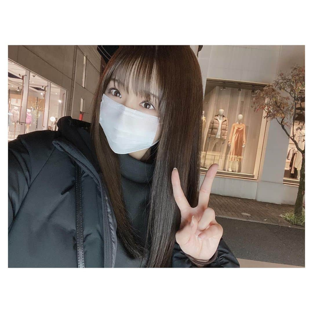 川村那月さんのインスタグラム写真 - (川村那月Instagram)「natura納めでした💇‍♀️💕  今年も私の傷みやすい髪を綺麗に保って頂きました😭🙏✨  2021年はありのままの自分で居たいという気持ちを込めて、暗めのナチュラルなカラーに仕上げて頂きました✨  2021年も川村那月を宜しくお願いします☺️☀️  あと少しで新年を迎えますが、皆様も良いお年をお過ごし下さい✨  年納めの「きゅん」です🥺💕笑  #natura #美容室 #表参道 #最強のトリートメント #ヴィーナストリートメント #川村那月 #タレント #女優 #夢に向かって #よいお年を🎍   2020年、残すはRIZIN.26✊🔥」12月28日 20時24分 - kawamura_natsuki317