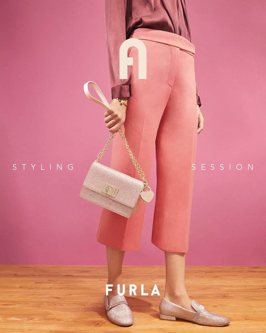 フルラのインスタグラム：「Keep it chic. Match your Festive look with a sparkly Furla 1927.   #thefurlasociety #furlafeeling #furlagift #newcollection #furla #accessories #fashion」