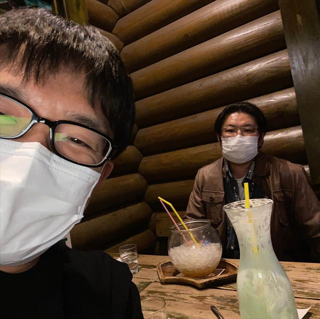 鮫島一六三のインスタグラム：「#鮫島一六三を誘ってください  69人目！  お客さん！  アニソンディスコもお笑いにもお越しくださる素敵な方！  実は東日本大震災も仙台でご経験されてらっしゃった方で、当時のお話など聞かせていただきました。  お仕事のお話やご趣味の釣りの話し。  「エイがかかったときは、竿に濡れた座布団を引っ張るような感触がくる」という例えはマジで秀逸！！  1月9日アニソンディスコのチケットもご購入いただきました涙！  ありがとうございます！  鮫島が100人とお茶しようとしているこの企画。 ただいま受付はストップしております！  お返事待ちの方！いましばらくお待ちください！  お返事待ちの方終了ののち、 受付再開いたします！  100人まで、あと31人！  【鮫島をお誘いできる方】  男性 女性 ファン 身内 クライアント的な方 ただ暇な方 他 応相談  未成年、反社のかた、鮫島に殺意を覚えてる方はNG！！！！  【お茶する時間】  だいたい30分ぐらい！  【お会いする際の私の感染症対策】  ・ちゃんとマスクしてお話しします。  ・席は対面はなるべく避け、互い違いになるようにします。  ・お会いする前に必ず手は洗います。  気をつけております。まだ何かこれしたほうがいい、などありましたらおっしゃってくださーい！  #鮫島一六三を誘ってください  【お茶代】  割り勘！！！！！ 奢りません！！！！  【お写真顔出し】 許可をいただいてます。  ※急な仕事、子供が熱出した、などで、行けなくなる場合があります！  芸能、家族が優先なのでそこはご理解ください！すみません！  それでもよかったらお茶に「鮫島一六三を誘ってください」  お誘いはこちらから。  ・banbanbansame@gmail.com ・ツイッターアカウントDM ・InstagramDM ・Facebookメッセンジャー ・LINE知ってる人はそのままLINEでもいいよ！  しばらくしたら受付再開します！  #ソーシャルディスタンス #covod19  #トーク #おしゃべり #tea #コミュニケーション #BANBANBAN #鮫島一六三 #アニソンディスコ #お笑い好きな人と繋がりたい  #吉本興業 #dj #釣り」