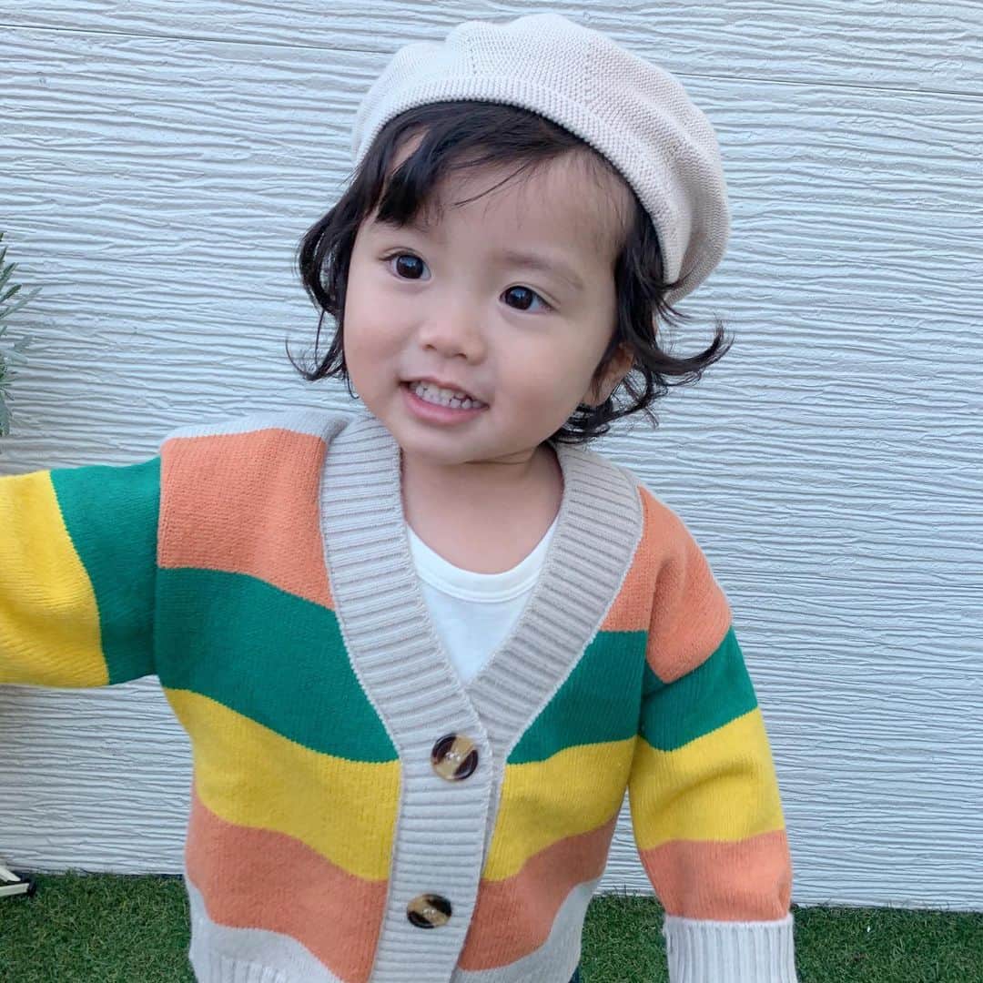 のインスタグラム：「. #kidsfasshion . カラフルボーダーニットは @kissnkid_online さん❤︎ この配色が可愛いくて🥰👌 初めましてのshopさんでしたが、男の子服も女の子服も種類が豊富でしたー✨ . #yuzuharu_movie は落ち葉で戦う👦 最近パンチとかキックとかちょこちょこしてくる🙄🤜💦 . #kissnkid #ボーダー #カラフル #ニット #キッズファッション #冬コーデ #ベレー帽 #2歳 #2歳9ヶ月 #男の子コーデ」