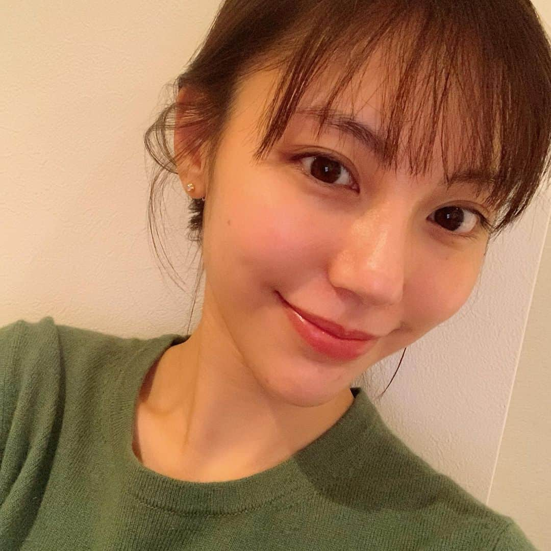 水沢エレナさんのインスタグラム写真 - (水沢エレナInstagram)「昨日のインスタライブで肌のお話しましたが、さっそくエステに行きました💆‍♀️ 今まではホームケアだけだったんだけど、マスク肌荒れは皮膚科に行ってもなかなか良くならなくて😭(←皮膚科にもめったに行かない人) 今ドラマで一緒の理沙ちゃんが紹介してくれた @totalsalonibcで、エンビロンのトリートメントしました💆‍♀️✨ エステって今までほとんどしたことないけど、こんなに幸せな気持ちになれるのか😳 しかもいつか使ってみたいと思っていたエンビロン！ マスク肌荒れで、美容欲がより高まっているので、美肌活動、健康活動、頑張ります🙌 　#エンビロン #ノーメイク #ボサボサ」12月28日 20時32分 - erena_mizusawa_official