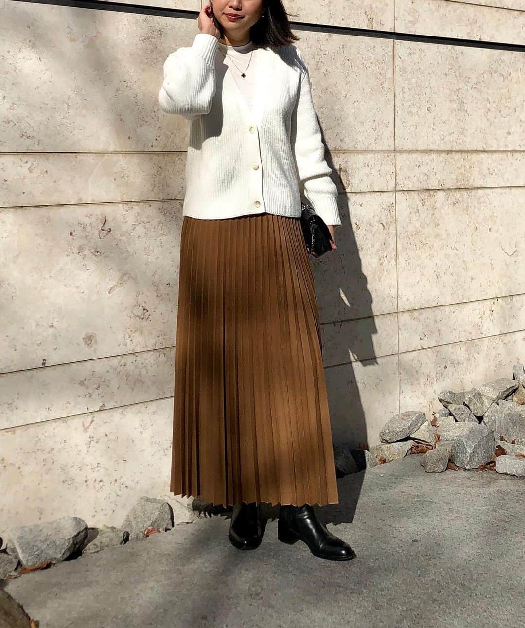 のインスタグラム：「［THE BEST SKIRT at home -STAFF MOVIE-］﻿ 健やかなおうち時間。着心地にストレスを感じない華やかなアイテムを選びたい。﻿ 店舗スタッフがおすすめする新色のウールプリーツスカートを動画でご紹介。 リールをご覧ください。﻿ ﻿ Model:165cm ﻿ Size 38﻿ ﻿ ﻿ #theoryluxe #happyholidays #skirt #staffsnap #スカート #プリーツスカート #スカートコーデ #スタッフスナップ #セオリーリュクス」