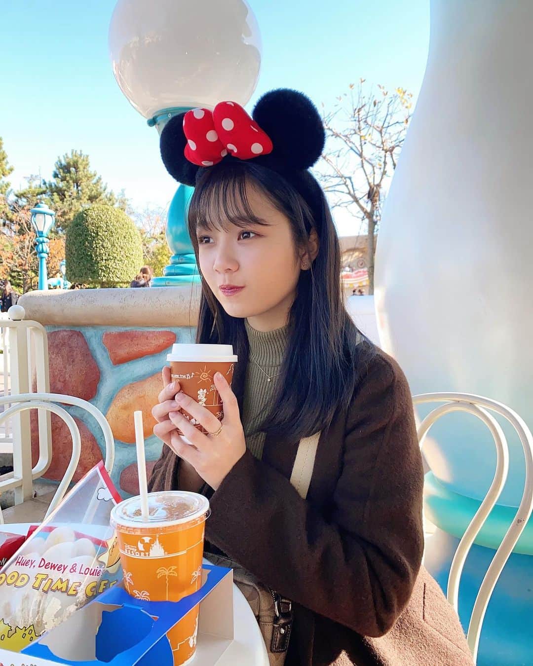 miyuのインスタグラム：「クリスマス期間にディズニーへ🎄🦌やっぱり夢の国はいいですね…冬のディズニーはホットドリンクが最高です♪♥️」