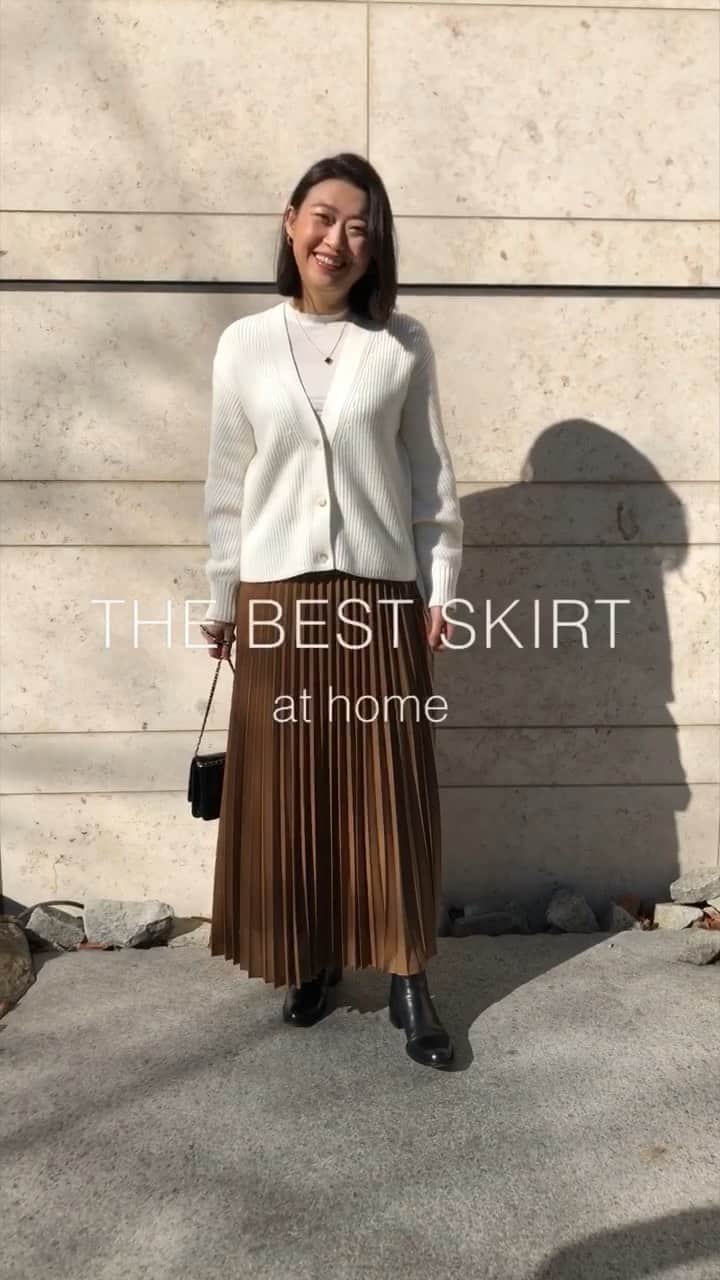 のインスタグラム：「［THE BEST SKIRT at home -STAFF MOVIE-］﻿ 健やかなおうち時間。着心地にストレスを感じない華やかなアイテムを選びたい。﻿ 店舗スタッフがおすすめする新色のウールプリーツスカートを動画でご紹介。 リールをご覧ください。﻿ ﻿ Model:165cm ﻿ Size 38﻿ ﻿ ﻿ #theoryluxe #happyholidays #skirt #staffsnap #スカート #プリーツスカート #スカートコーデ #スタッフスナップ #セオリーリュクス」