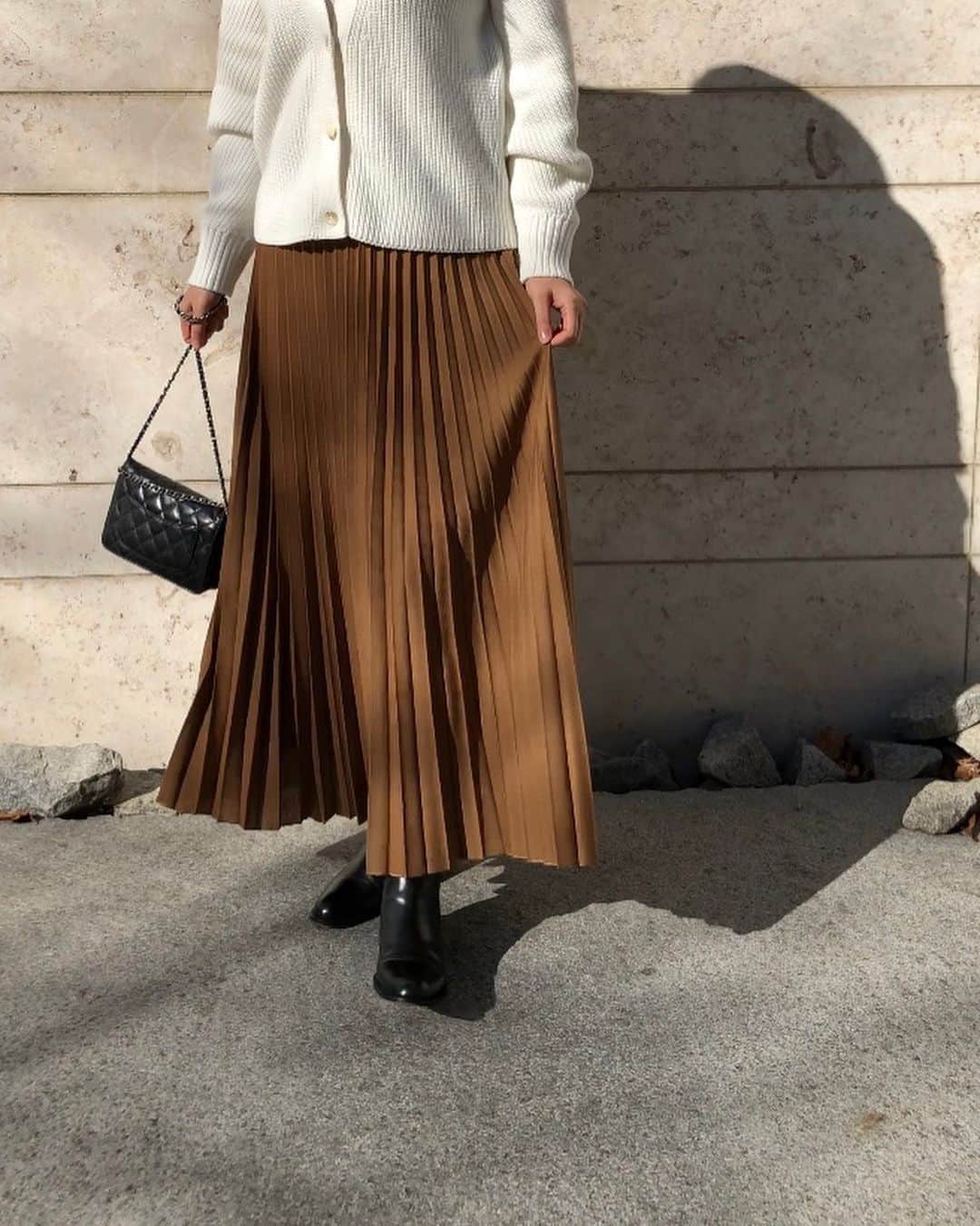 のインスタグラム：「［THE BEST SKIRT at home -STAFF MOVIE-］﻿ 健やかなおうち時間。着心地にストレスを感じない華やかなアイテムを選びたい。﻿ 店舗スタッフがおすすめする新色のウールプリーツスカートを動画でご紹介。 リールをご覧ください。﻿ ﻿ Model:165cm ﻿ Size 38﻿ ﻿ ﻿ #theoryluxe #happyholidays #skirt #staffsnap #スカート #プリーツスカート #スカートコーデ #スタッフスナップ #セオリーリュクス」