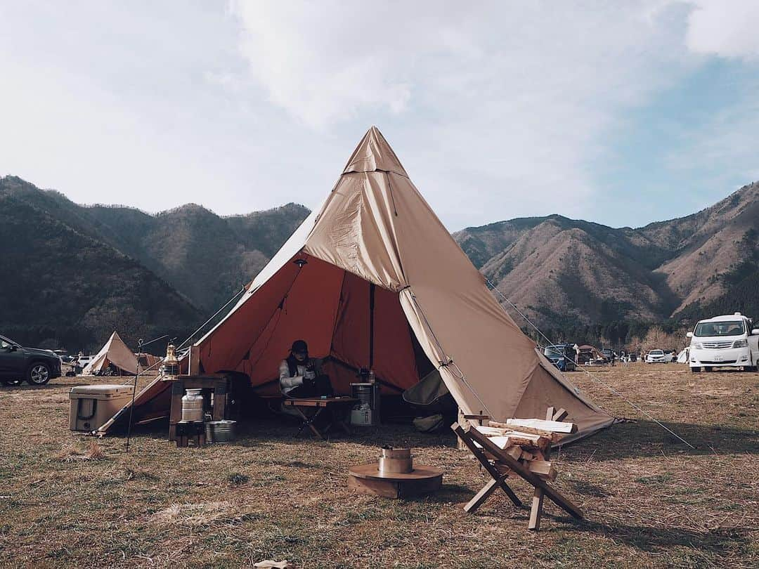 國保美貴のインスタグラム：「少し前のはじめてのふもとっぱらキャンプ🏕 最低気温は-7℃❄︎ 池の水も貯めておいた水も、食べ物も見事に凍っていた😱 一言で言うと極寒キャンプでした❄️☃️ 私ってどこでも生きていけるかも、と錯覚するレベル。  ただその分空気が澄んでいて、富士山はとっても綺麗〜！🗻  夕飯はお鍋でした〜🍲 寒い中熱々のお鍋、最高🤤 こうして2020年のキャンプ納めとなりました💛  どんどん👱🏽‍♂️手作りのものが増えてゆく🪓 そして年末お休みに入ったうちのお庭にはテントが建てられ、外でご飯食べたりおうち時間も楽しくなってます🤗  皆様、良い年末を...💚  #冬キャンプ #ふもとっぱら #ふもとっぱらキャンプ場」