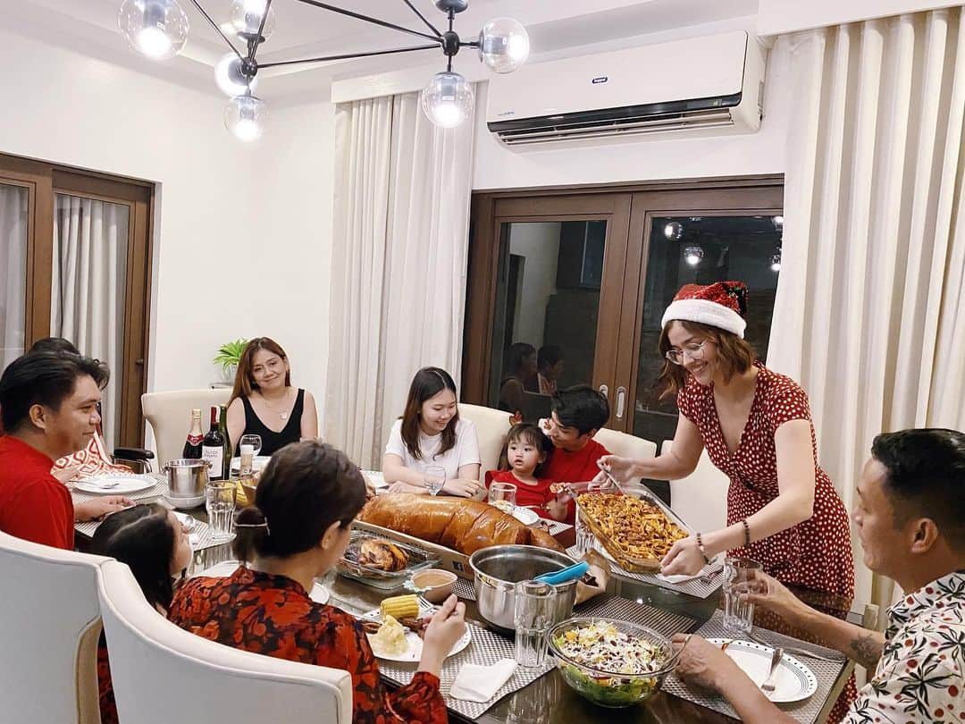 リザ・ソベラーノさんのインスタグラム写真 - (リザ・ソベラーノInstagram)「It's no secret that this year has been tough on everyone, but i hope we can all still enjoy small happy moments like these with the family. Thankful I get to end the year with the best company (and of course, great food)! Kahit mahirap ang pinagdadaanan, may isasarap pa rin ang buhay.  Buhay sumasarap sa bawat tak-tak-tak with AJI-NO-MOTO ®️❤」12月28日 20時37分 - lizasoberano