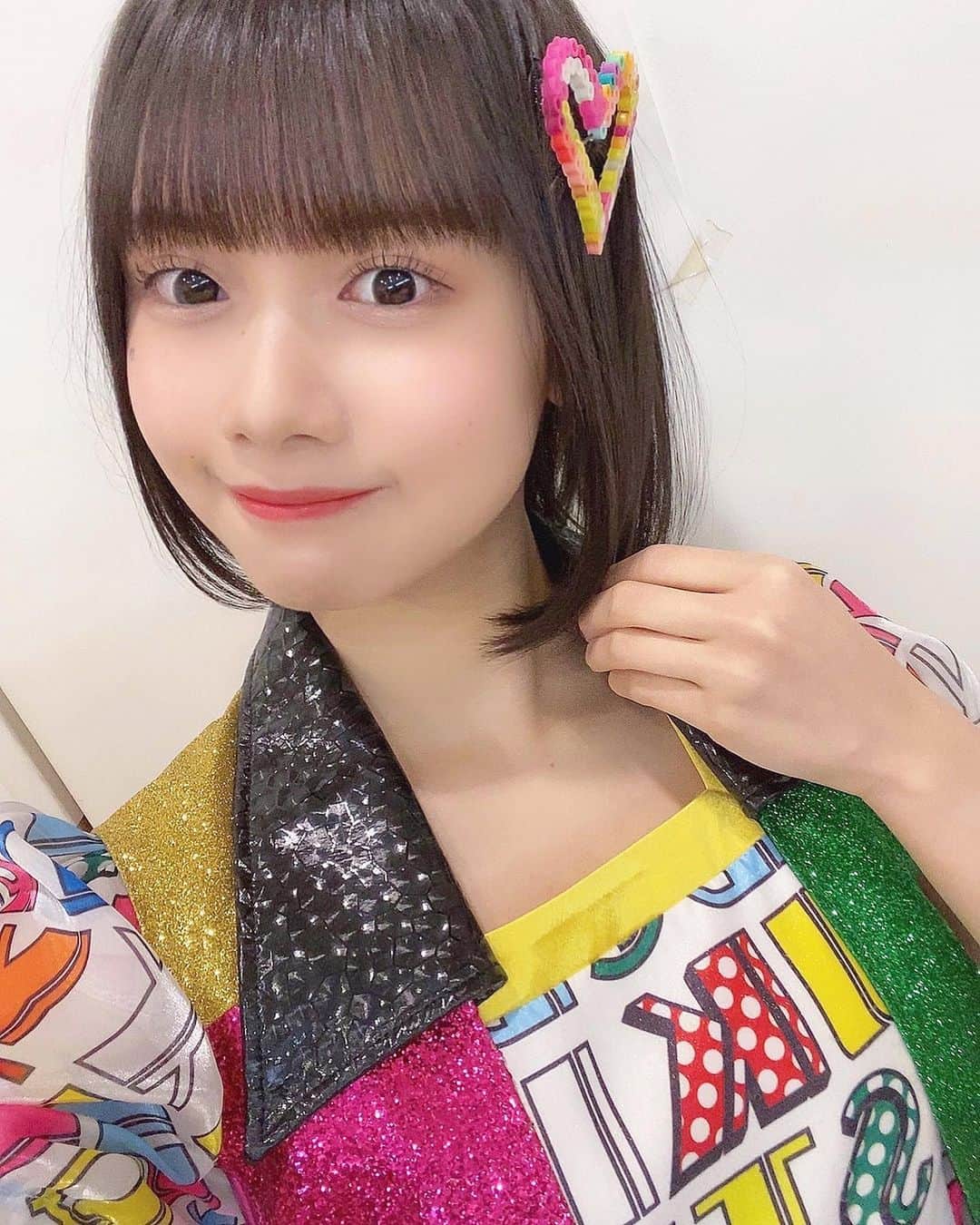 のインスタグラム：「・ ・ 髪飾りみんなバラバラで可愛い衣装☺️ 田辺はハートでした✌🏻🤍 ・ ・ #アイドル #アイドル衣装  #黒髪ボブ #ボブ」