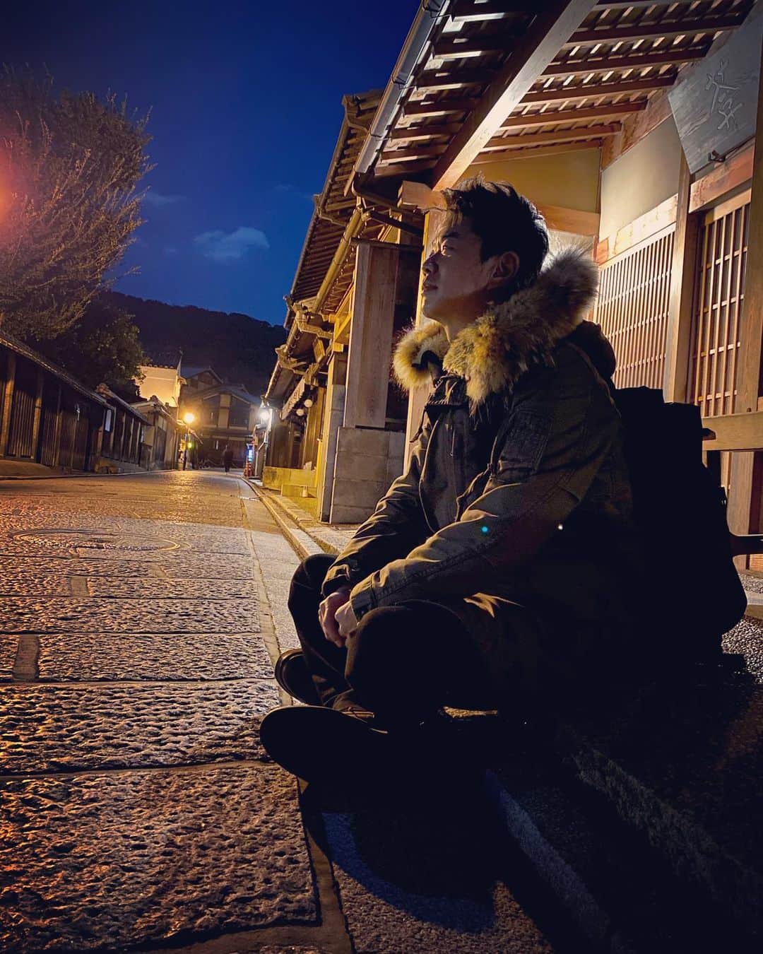 清水けんじさんのインスタグラム写真 - (清水けんじInstagram)「たそがれてる。夜の京都でめっちゃたそがれてる。  #清水けんじ写真館 #座長になりたいんや」12月28日 20時47分 - shimiken716