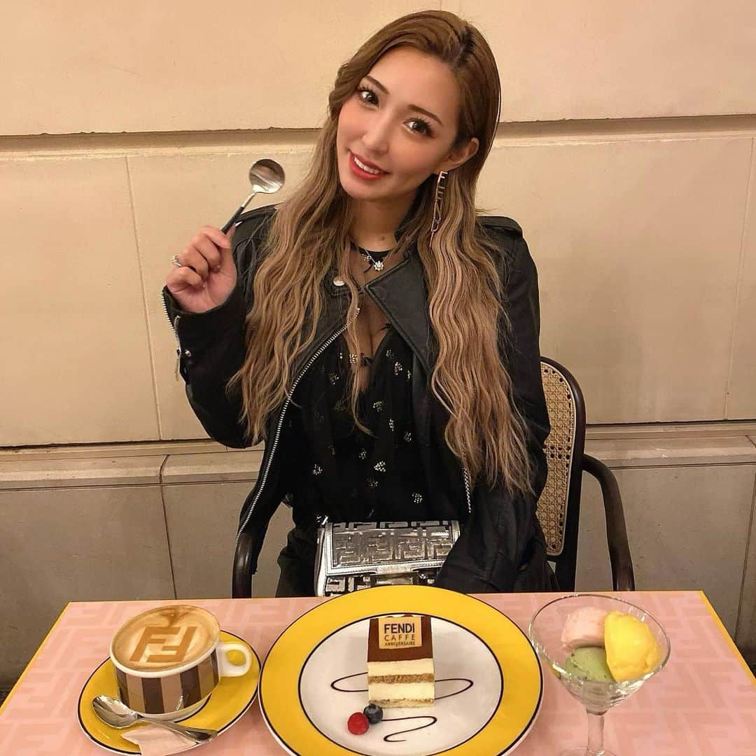 桃瀬とものインスタグラム：「今日から3日間ススキノです💓 今年最後一緒にお酒飲めたら嬉しいです💓💓💓 写真はこの前行ってきたFENDI cafe☕️可愛かった💓 #忘年会 #すすきの #フェンディカフェ #fendi」