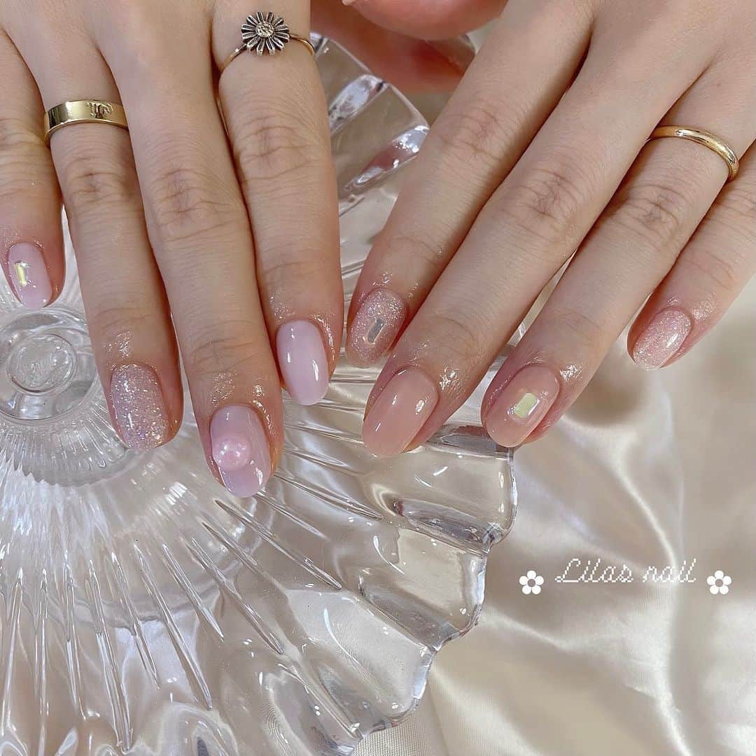 のインスタグラム：「* つるんつるん🤍 今年もありがとうございました☃️ #girlynail #ガーリーネイル #ミラーネイル #glitternail #젤네일 #젤네일아트 #젤네일전문 #フレンチガーリー  #ギンガムチェック #ギンガムチェックネイル #オーダーチップ #ブライダルネイル #ワイヤーネイル  #セルフネイル #스누피네일아트 #左右非対称ネイル #ちょうちょネイル #蝶々ネイル #ヴィンテージネイル #水滴ネイル #オーロラネイル #フレンチネイル #冬ネイル #マットネイル #韓国ネイル」