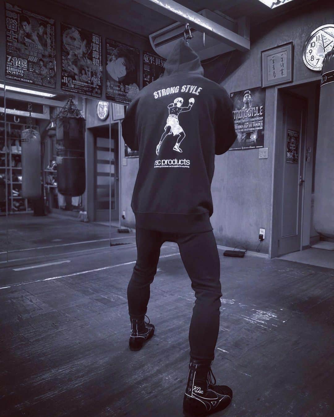 田中恒成のインスタグラム：「・  1年ぶりの試合。 この感覚…  自信持ってリングに上がる為に 毎日毎日追い込んで… でも逆に追い詰められていく感覚。  楽しみと恐怖の背中合わせ。 久々に「闘ってるわ」って感じ。  計量52.1kgに落とすのみ。  あと3日。 #大晦日 #strongstyle #soulbox」