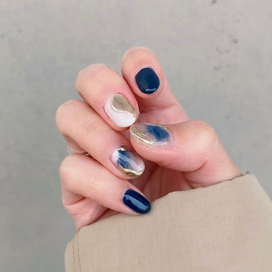 大野真昂さんのインスタグラム写真 - (大野真昂Instagram)「☺︎  2020ネイル納め🤍  ネイビー、ゴールド、白 でお任せニュアンスネイルにしてもらった☺️✨ 一本だけマット.♡  手かっさかさ。笑 ヒト幹細胞培養液ぬろ🥲  #nails #ネイル #ジェルネイル #ネイルデザイン #冬ネイル #ニュアンスネイル #シンプルネイル #ネイビーネイル #ホワイトネイル #ゴールドネイル #マットネイル #マーブルネイル」12月28日 20時44分 - 316_mako