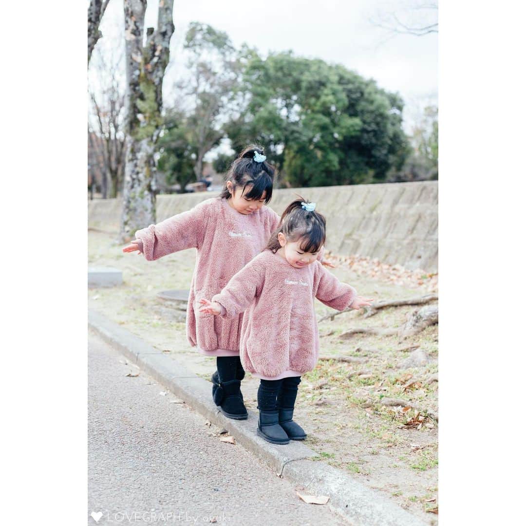 Lovegraph_Kids ラブグラフキッズさんのインスタグラム写真 - (Lovegraph_Kids ラブグラフキッズInstagram)「ピンクのもこもこ２人❤︎👧🏻👧🏻 ㅤㅤㅤ photographer📸 @oyuki.lovegraph ㅤㅤㅤ ୨୧┈┈┈┈୨୧ ㅤㅤㅤ 出張撮影Lovegraphで撮影したお子さま・ファミリーの写真を毎晩投稿しています☺️✩︎⡱ ㅤㅤㅤ 載せてほしい写真(例：姉妹写真・おうち写真・3歳の女の子などなど)のリクエストはコメント欄へどうぞ५✍❤︎ ㅤㅤㅤ ୨୧┈┈┈┈୨୧ ㅤㅤㅤ 撮影プラン💁‍♀️🌼 ㅤㅤㅤ ❁︎ライトプラン 9,800円/10枚 ※エリア限定・カメラマンはお任せになります ㅤㅤㅤ ❁︎スタンダードプラン(全国) 23,800円/75枚〜 ※人気のプラン！ ※エリアやによってはご希望日程で対応できない場合もございます ㅤㅤㅤ その他のプランやオプション、撮影お申し込みはプロフィールURLからどうぞ☺️✈︎ ㅤㅤㅤ ୨୧┈┈┈┈୨୧ ㅤㅤㅤ #ラブグラフ #Lovegraph #幸せな瞬間をもっと世界に ㅤㅤㅤ #ママリ #コドモノ #子どもとお出かけ #子どもと暮らす #子どものいる暮らし #女の子ママ #男の子ママ #おしゃれきっず #キッズコーデ #いこーよ #ままのて #キッズヘアアレンジ #ig_kids #ig_kidsphoto #super_japan_channel #ロケーション撮影 #出張撮影 #出張カメラマン」12月28日 20時45分 - lovegraph_kids
