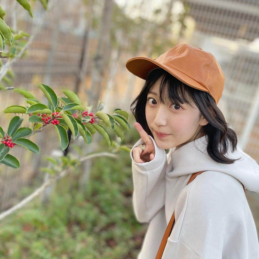 齋れいなさんのインスタグラム写真 - (齋れいなInstagram)「都会で自然を感じると嬉しくなる🌱  道で関西弁を聞くとテンションがあがる  年末ぼっちの私に電話くれた友達は女神様👼🏻🤍  #ポートレート#キャップ女子#パーカー女子#大学生#良いお年を#iPhoneポートレート#gu#override」12月28日 20時45分 - itsuki_reina