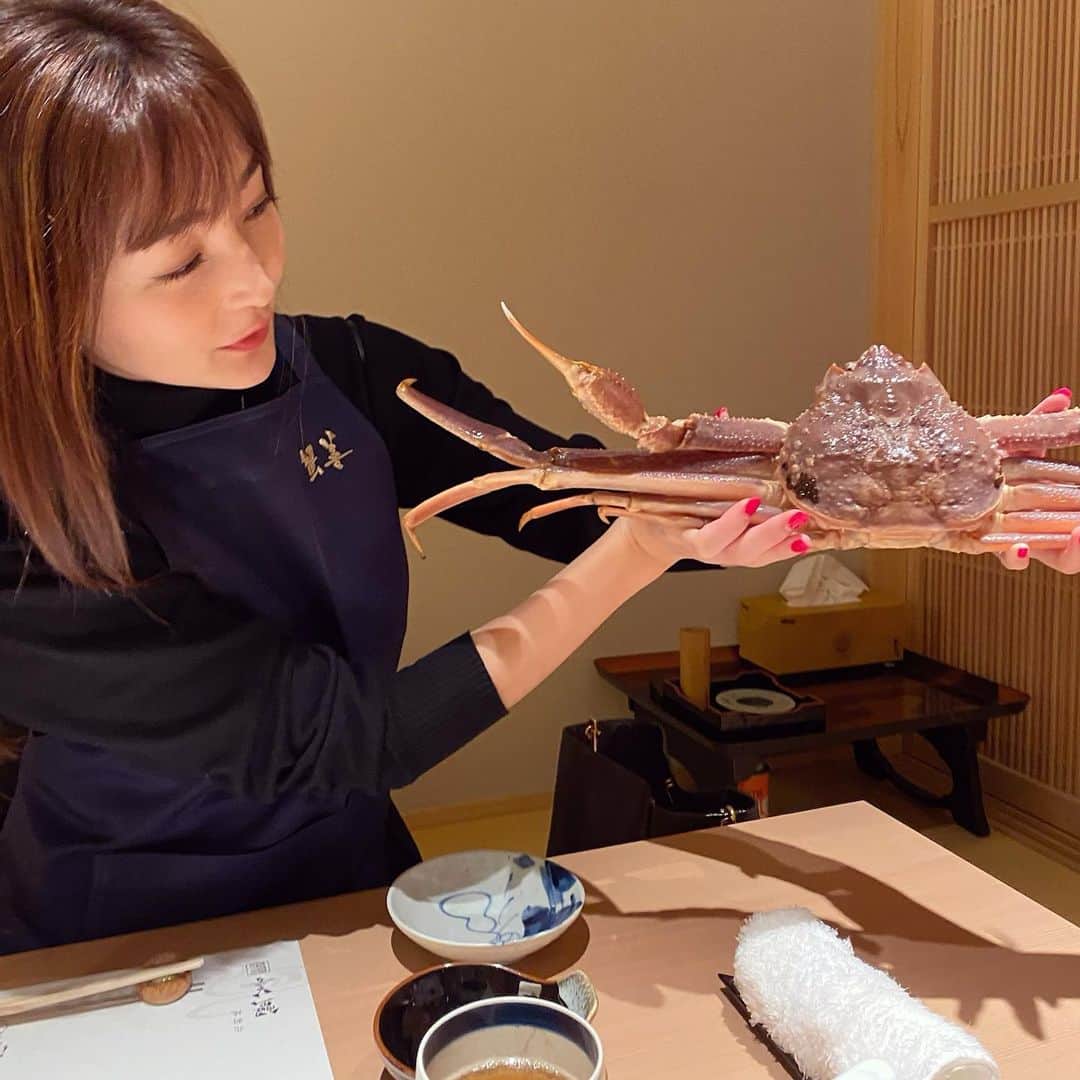 大倉ちなのインスタグラム：「🦀 北海道にいる時はよく食べてたけど ご無沙汰していましたっ　かにさん❤️ ごちそうさまでした😋 . #photography  #japanesefood  #likeforlikes  #instagood  #たべすたぐらむ  #冬の味覚 #北新地　 #大阪」