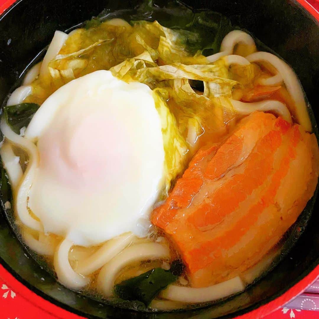 森碕ひろかのインスタグラム：「おうどんに合う昆布…うまい😋✨✨  沖縄土産のラフテーも最高にうまい💕  #晩御飯 #あったまるね」