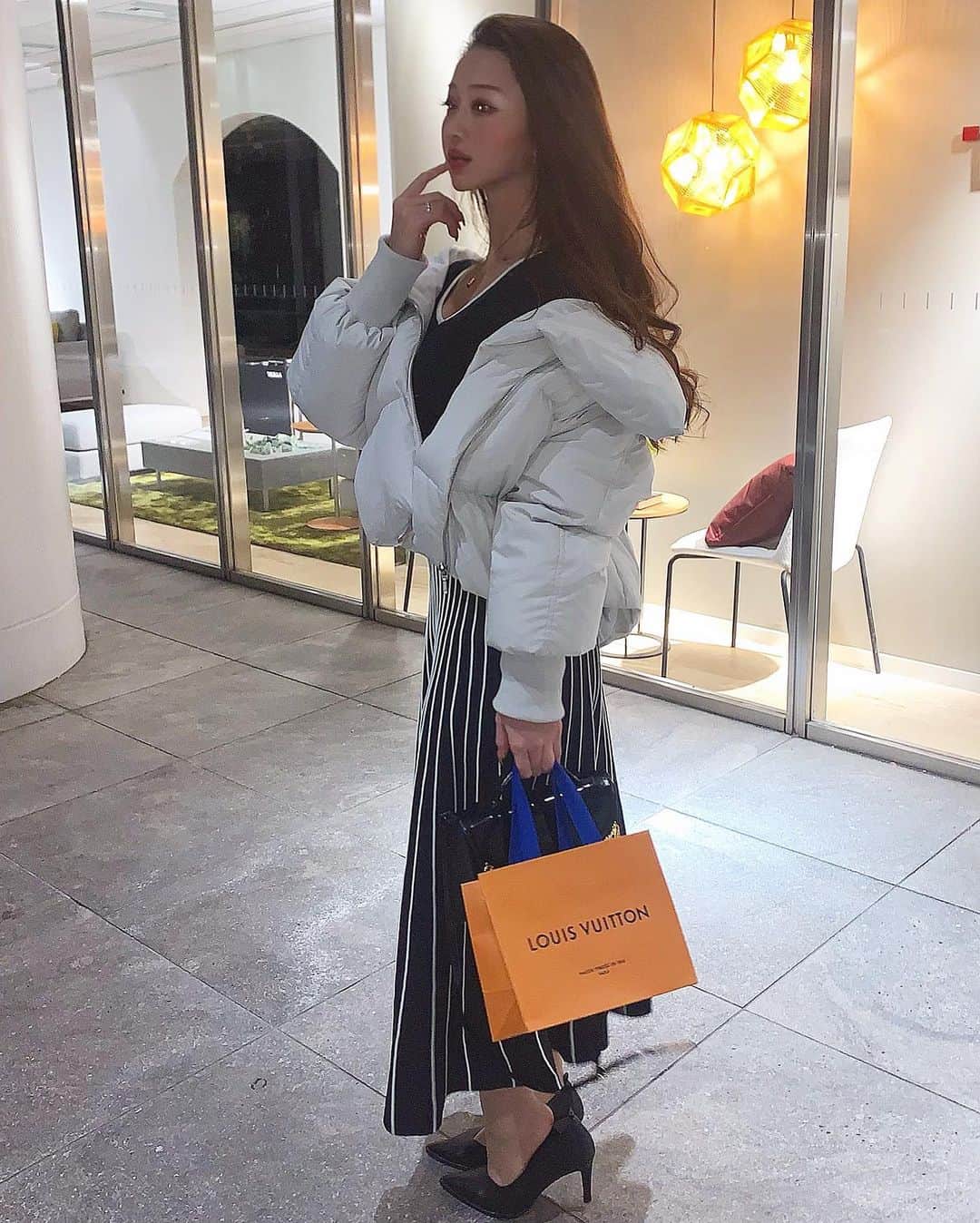 みたんのインスタグラム：「今年のクリスマスも🎁 @louisvuitton 🎄 . . . . . . . . . . . #fashion #followme #style #diet #winterfashion #makeup  #ワンピース #ワンピースコーデ  #冬コーデ #ショートダウン #ダウン #コーデ #モノクロコーデ #韓国  #韓国ファッション #黒髪 #美容 #美容整形 #くびれ作り #脚長効果  #お尻 #桃尻 #筋トレ #ニットワンピース  #韓国メイク #韓国ヘア #ヘアスタイル #ロングヘア #かきあげヘア #かきあげバング」