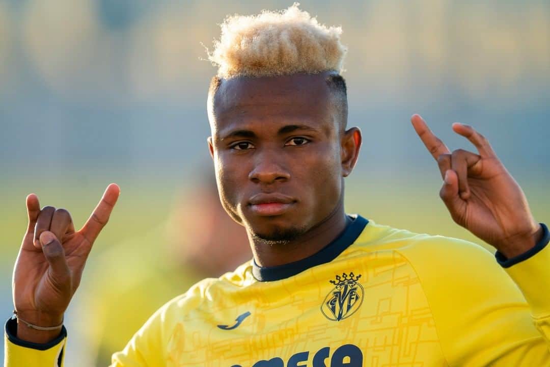 ビジャレアルCFのインスタグラム：「🤘 @chukwuezesamuel8 🤘 . #Villarreal #futbol #football #soccer #laliga」