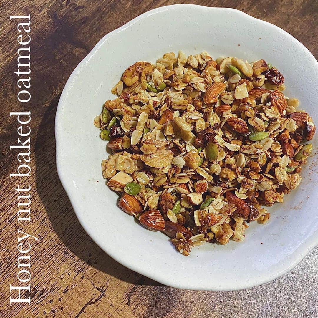 川本莉菜のインスタグラム：「Honey nut baked Oatmeal.   オートミール、ナッツ、ココナッツオイル、蜂蜜、シナモンを混ぜてオーブンで15分。 カリカリで香ばしくてココナッツのいい匂いがしてほんとおいしい〜🥺❣️ . . . #oatmealrecipe #honeynut #bakedoatmeal #oatmeal #organicfood」