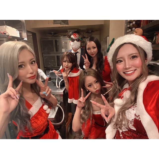 櫻井綾奈のインスタグラム：「. Xmasイベント🎄🎁🎅🌟 . いい子にしてたからサンタさん来た🥺笑 . DOLCE&GABBANAのブルゾンと NOMBREのイニシャルネックレス♡♡ 可愛い嬉しい😆💓💫大切にします！ . . 年内営業30日までフル出勤です( °꒳° ) よろしくお願いします💚♥️💚 . . . #池袋 #ikebukuro #キャバ #キャバクラ #キャバ嬢 #池袋シーサイド #プリンスグループ #Xmas #クリスマスプレゼント #サンタコス #nombre #ゆきざき #dolcegabbana #thankyou #香水のせいだよ #シャンパン #クリスマスイベント #🎅🏻 #🎁 #🎄 #💎 #♥️ #💚 #instagood #instalike #like4like #l4l」