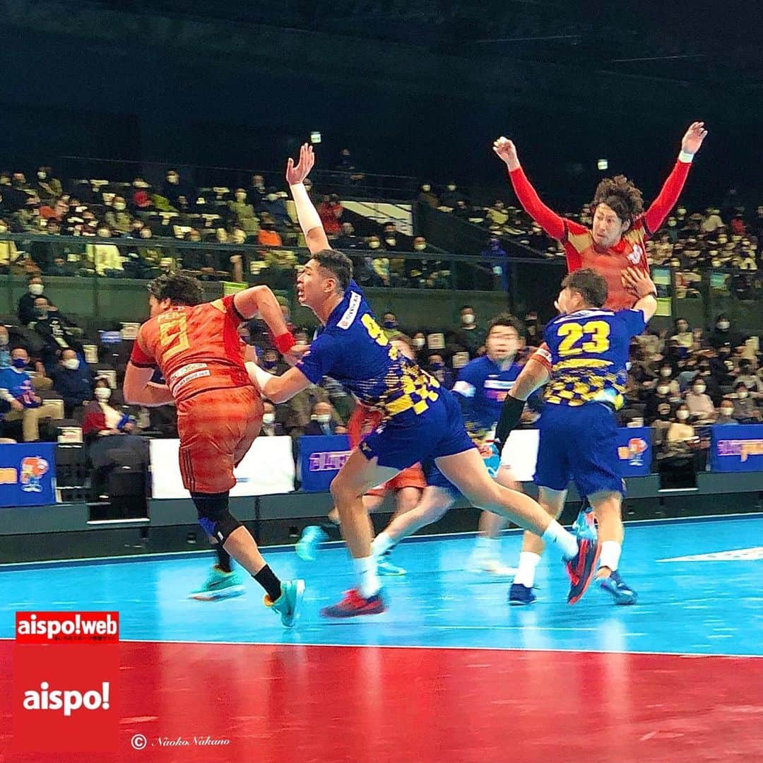 中野菜保子さんのインスタグラム写真 - (中野菜保子Instagram)「「後日レポ🤾‍♂️第45回日本ハンドボールリーグ男子」 「Later report🤾‍♂️The 45th Japan Handball League (Men)」 @aichi_sports . Photo🍎🍎🍎🍎🍎🍎🍎🍎🍎 Movie🍎 . ご機嫌いかがですか？（≧∇≦）？ How's everything?（≧∇≦）？ . 先日『aispo!(アイスポ・@aichi_sports)』の取材で豊田合成記念体育館エントリオに行きました❗️ The other day, I went to TOYODA GOSEI MEMORIAL GYMNASIUM ENTRIO to cover "aispo! (aisupo・@aichi_sports) " . 今回は 豊田合成(ブルーファルコン)vs 大崎電気(オーソル)の対戦🔥 This time is a match between  Toyoda Gosei and Osaki Erectric🔥 . 会場はコロナ対策万全でした😷 The venue was fully corona-proofed. . ハンドボールは、とにかくお互いの身体が激しくぶつかって、よく選手たちが勢いよく転がっていました。 In handball, the players often rolled vigorously as their bodies collided with each other violently anyway. . バスケよりドリブルが少なくてパス回しが素早いから、あっという間にゴール🥅に辿り着いてます。 There's less dribbling and quicker passing than basketball, so in no time they're reaching the other team's goal. . . 驚いたのはゴールを決めるために飛び上がったときの、滞空時間の長さ😲❗️❗️ What surprised me was the length of time they stayed in the air when they jumped up to score a goal. . きっと彼らの背中には羽根がありますよ✨🪶✨ I'm sure they have feathers on their backs👼 . 実はウォーミングUP中に転がってきたボールを拾ったのですけれど、めっちゃペタペタしててw滑らない様にだと思うけれど、かなり投げづらそうでした。 勢いよく投げないと飛ばないぞ、みたいな。 I actually picked up a ball that rolled during their warm-up, but it was pretty floppy. I think it was to keep their hands from slipping, but it looked pretty hard to throw. It looked like they had to throw it vigorously to get it out of their hands. . . 実際勢いがありすぎてゴールネットに絡まってとれなくなったくらいw In fact, there was so much momentum that the ball got tangled in the goal net and they couldn't get it out. 😆 . 書ききれないのでまた改めてブログを書きます❗️詳細は後日😊 I can't write about it, so I'll blog about it again ❗️more details later . . ※『aispo!』(@aichi_sports)は 愛知県が県内のスポーツ情報を発信する フリーペーパー及びwebsiteです "aispo!" (@aichi_sports) is a free paper and a website that provides sports information by Aichi prefectural government. ＊ #ハンドボール #日本ハンドボールリーグ #handball #球技 #basketball #sports  #leaguematch #豊田合成 #ブルーファルコン #大崎電気 #オーソル #豊田合成記念体育館 #エントリオ #Japannationalplayers #ballgames #athlete #tournament #愛知県 #aispo! #あいスポ #スポーツ情報誌 #スポーツ #aispo公式リポーター #aispo公式PR #中野菜保子 #俳優 #リポーター #actor #coverage @aichi_sports」12月28日 20時50分 - naokonakano8319