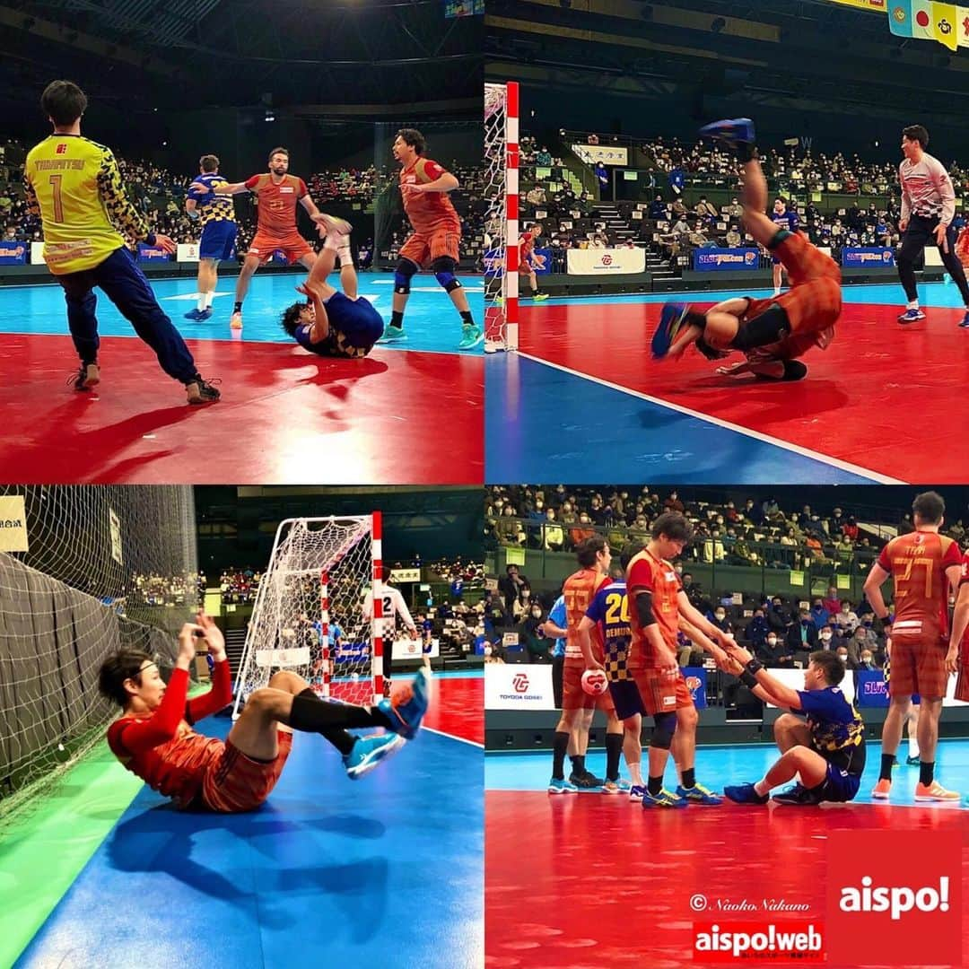 中野菜保子さんのインスタグラム写真 - (中野菜保子Instagram)「「後日レポ🤾‍♂️第45回日本ハンドボールリーグ男子」 「Later report🤾‍♂️The 45th Japan Handball League (Men)」 @aichi_sports . Photo🍎🍎🍎🍎🍎🍎🍎🍎🍎 Movie🍎 . ご機嫌いかがですか？（≧∇≦）？ How's everything?（≧∇≦）？ . 先日『aispo!(アイスポ・@aichi_sports)』の取材で豊田合成記念体育館エントリオに行きました❗️ The other day, I went to TOYODA GOSEI MEMORIAL GYMNASIUM ENTRIO to cover "aispo! (aisupo・@aichi_sports) " . 今回は 豊田合成(ブルーファルコン)vs 大崎電気(オーソル)の対戦🔥 This time is a match between  Toyoda Gosei and Osaki Erectric🔥 . 会場はコロナ対策万全でした😷 The venue was fully corona-proofed. . ハンドボールは、とにかくお互いの身体が激しくぶつかって、よく選手たちが勢いよく転がっていました。 In handball, the players often rolled vigorously as their bodies collided with each other violently anyway. . バスケよりドリブルが少なくてパス回しが素早いから、あっという間にゴール🥅に辿り着いてます。 There's less dribbling and quicker passing than basketball, so in no time they're reaching the other team's goal. . . 驚いたのはゴールを決めるために飛び上がったときの、滞空時間の長さ😲❗️❗️ What surprised me was the length of time they stayed in the air when they jumped up to score a goal. . きっと彼らの背中には羽根がありますよ✨🪶✨ I'm sure they have feathers on their backs👼 . 実はウォーミングUP中に転がってきたボールを拾ったのですけれど、めっちゃペタペタしててw滑らない様にだと思うけれど、かなり投げづらそうでした。 勢いよく投げないと飛ばないぞ、みたいな。 I actually picked up a ball that rolled during their warm-up, but it was pretty floppy. I think it was to keep their hands from slipping, but it looked pretty hard to throw. It looked like they had to throw it vigorously to get it out of their hands. . . 実際勢いがありすぎてゴールネットに絡まってとれなくなったくらいw In fact, there was so much momentum that the ball got tangled in the goal net and they couldn't get it out. 😆 . 書ききれないのでまた改めてブログを書きます❗️詳細は後日😊 I can't write about it, so I'll blog about it again ❗️more details later . . ※『aispo!』(@aichi_sports)は 愛知県が県内のスポーツ情報を発信する フリーペーパー及びwebsiteです "aispo!" (@aichi_sports) is a free paper and a website that provides sports information by Aichi prefectural government. ＊ #ハンドボール #日本ハンドボールリーグ #handball #球技 #basketball #sports  #leaguematch #豊田合成 #ブルーファルコン #大崎電気 #オーソル #豊田合成記念体育館 #エントリオ #Japannationalplayers #ballgames #athlete #tournament #愛知県 #aispo! #あいスポ #スポーツ情報誌 #スポーツ #aispo公式リポーター #aispo公式PR #中野菜保子 #俳優 #リポーター #actor #coverage @aichi_sports」12月28日 20時50分 - naokonakano8319