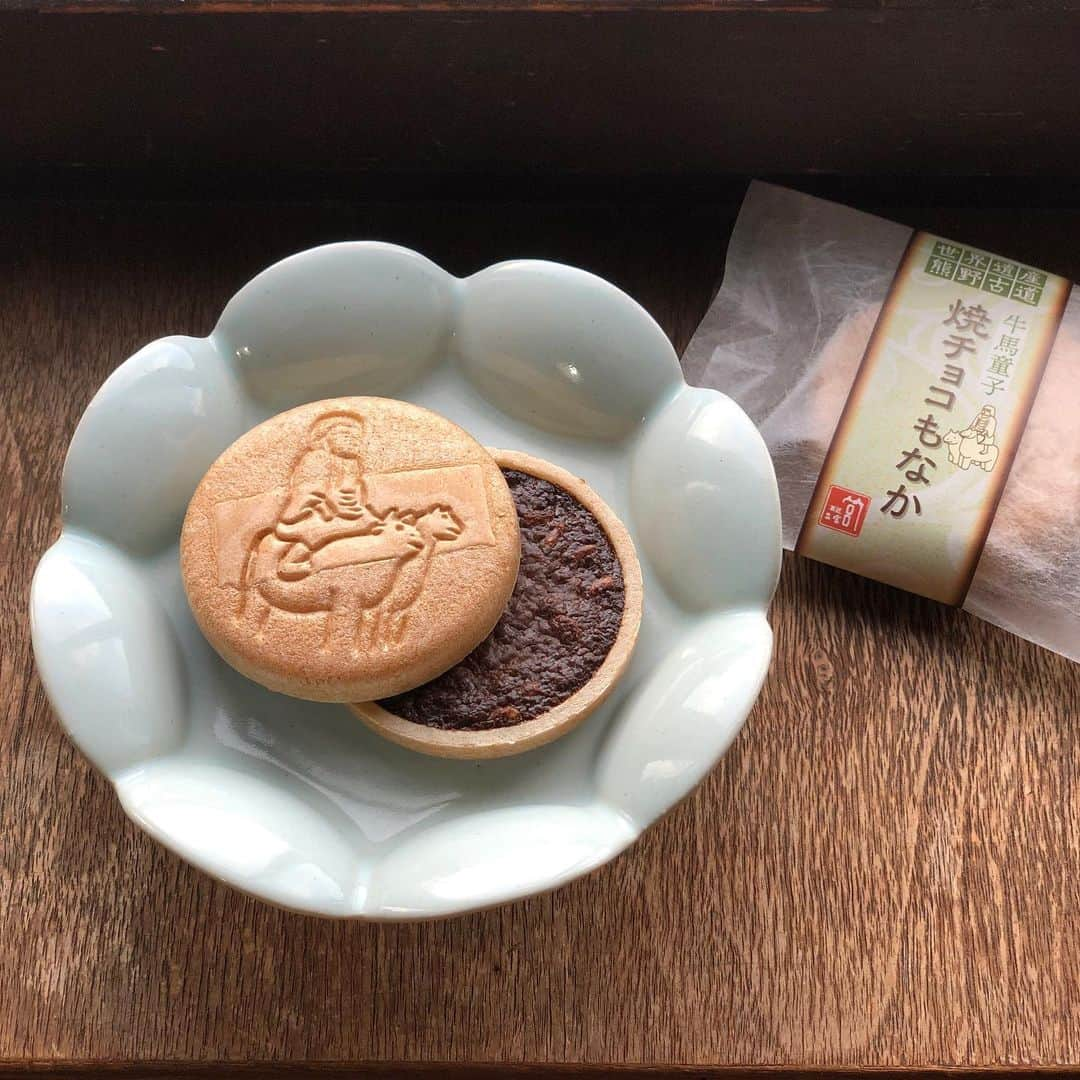 甲斐みのりさんのインスタグラム写真 - (甲斐みのりInstagram)「・ 丑年前にひと足早く牛お菓子。 熊野古道中辺路（なかへち）の近露（ちかつゆ）にある牛馬童子は、牛と馬にまたがる旅装の童子の石像。熊野詣の花山法皇がモデルと言われ、明治の頃から道行く人を見守ってきました（現在あるのは復元されたもの）。 そんな熊野古道のシンボルをモチーフにした、二宮の「焼チョコもなか」。牛馬童子の印がついたもなか皮の中に、米菓子入りの香ばしいチョコレートが詰まっています。  #暮らすように旅する田辺 #朝昼夕夜田辺めぐり #菓子菓子菓子」12月28日 20時51分 - minori_loule