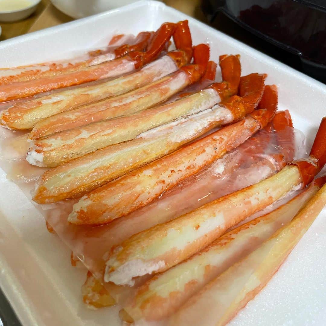 たまたまこのインスタグラム：「今夜は蟹しゃぶ🦀 冷凍のボイル蟹は剥かなくていいからラクww シメは雑炊だよん❤️」