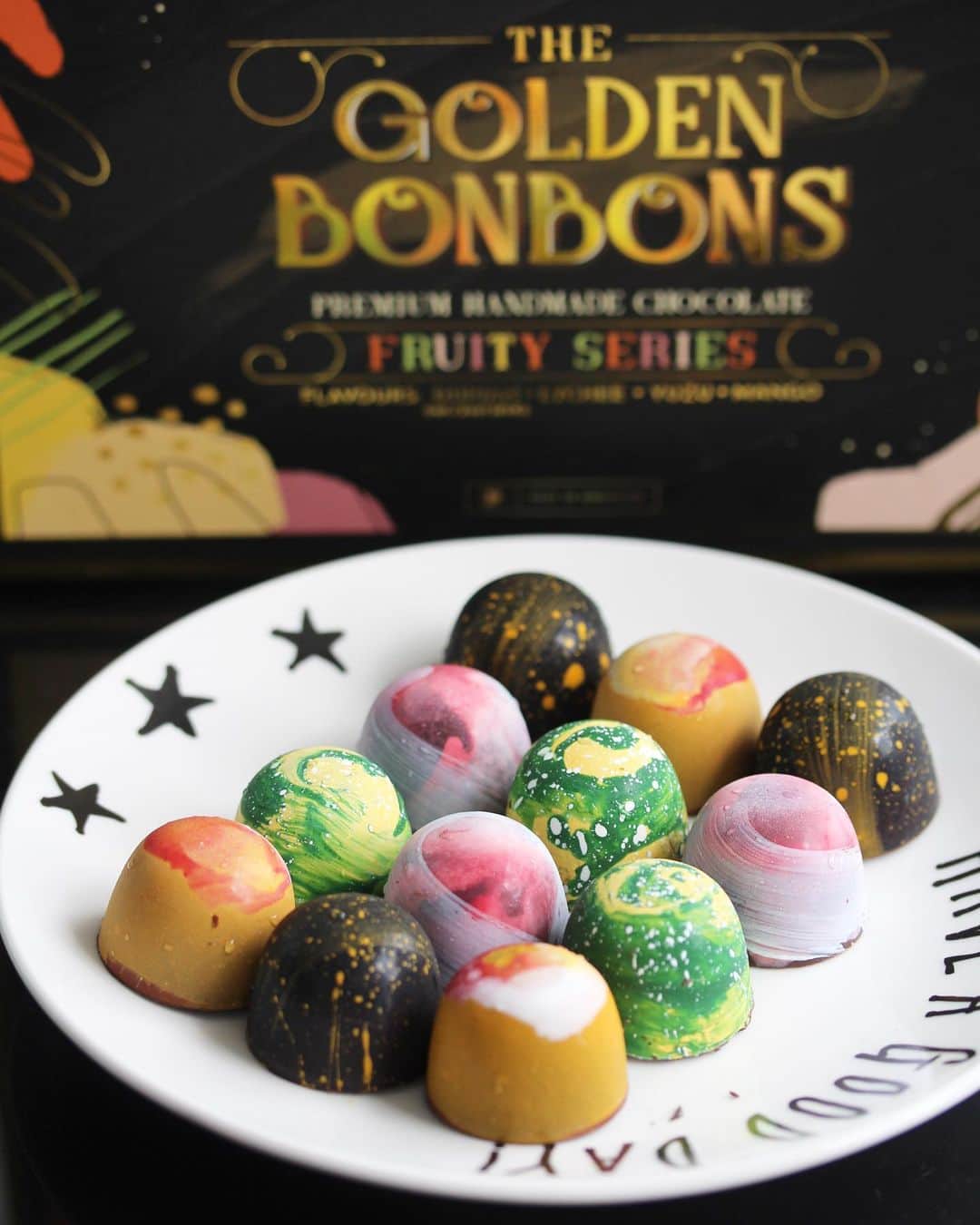 Li Tian の雑貨屋さんのインスタグラム写真 - (Li Tian の雑貨屋Instagram)「Delicious chocolate bonbons for that after-meal indulgence 😈 @goldenmomentssg has launched its new Golden Bonbons Fruity Series in four delectable flavours that are inspired by the French chocolatiers: Mao Shan Wang Durian, Lychee, Mango and Yuzu.  Available for order online at a discounted price of $62.80(a box of 12pcs) until 31 dec 2020. Regular price $68.80   •  #singapore #desserts #yummy #love #sgfood #foodporn #igsg #pastry  #instafood #beautifulcuisines #sgbakes #bonappetit #cafe #cakes #sgcakes #スイーツ #feedfeed #pastry #sgcafe #stayhomesg #sgdelivery #sgdesserts #chocolate #durian #yuzu」12月28日 20時55分 - dairyandcream