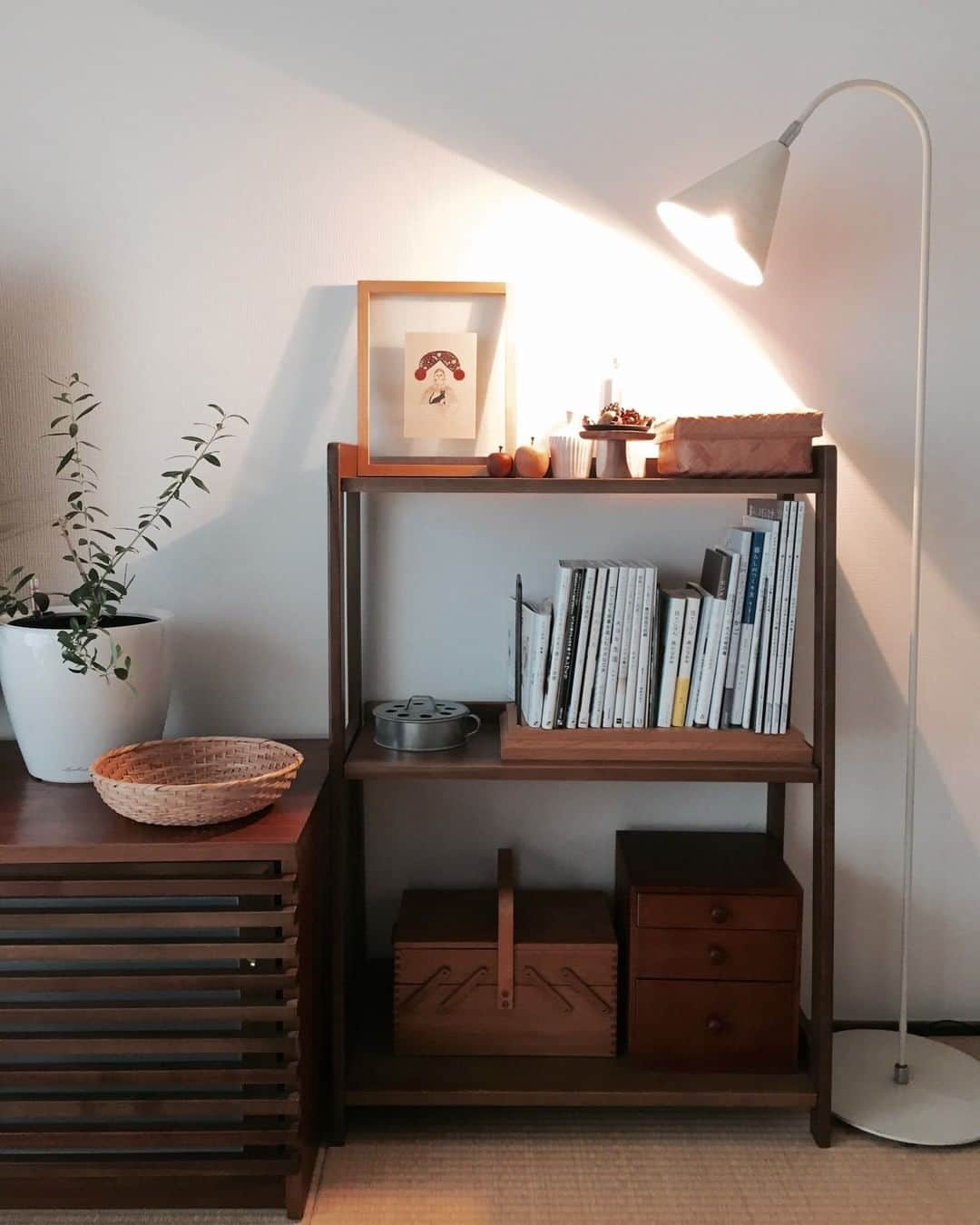 ムクリ［mukuri］さんのインスタグラム写真 - (ムクリ［mukuri］Instagram)「６畳の和室をリビングに。落ち着きや心地よさを感じる空間づくり〜どこか懐かしい団地暮らし（fumi4511さん）  fumiさんのおうちのリビングは６畳の和室。  じゅうぶんに広いとは言えないスペースに、 使っている家具は大きめのもの。  そのため模様替えは自由にできず、部屋を広く見せるには、今現在の家具の配置がベストだそう。  少しでも広く見せるために心がけていることや、心地よく過ごすための暮らしかたについてもお話いただいています。  生活感が出るものを表に出さないための、隠す収納。隠すために使ってあるアイテムひとつひとつからfumiさんらしさを感じます。  ちょっとしたものでも本当に好きなものを選ぶ。  この繰り返しが、今のお部屋をつくっているのだなとしみじみと感じました。  ぜひご覧くださいね♪ @fumi4511 さん、ありがとうございました！ （編集：kaori）  ▶詳細はプロフィールのURLよりご覧ください プロフィールはこちらから @mukuri_official ・  #団地 #団地暮らし#リビング#ダイニング #台所 #暮らしの道具 #台所道具 #インテリア #賃貸暮らし #暮らし #日々 #日常#古道具のある暮らし #キッチン道具 #暮らしを楽しむ #日々のこと #くらしの編集 #ムクリ」12月28日 21時05分 - mukuri_official