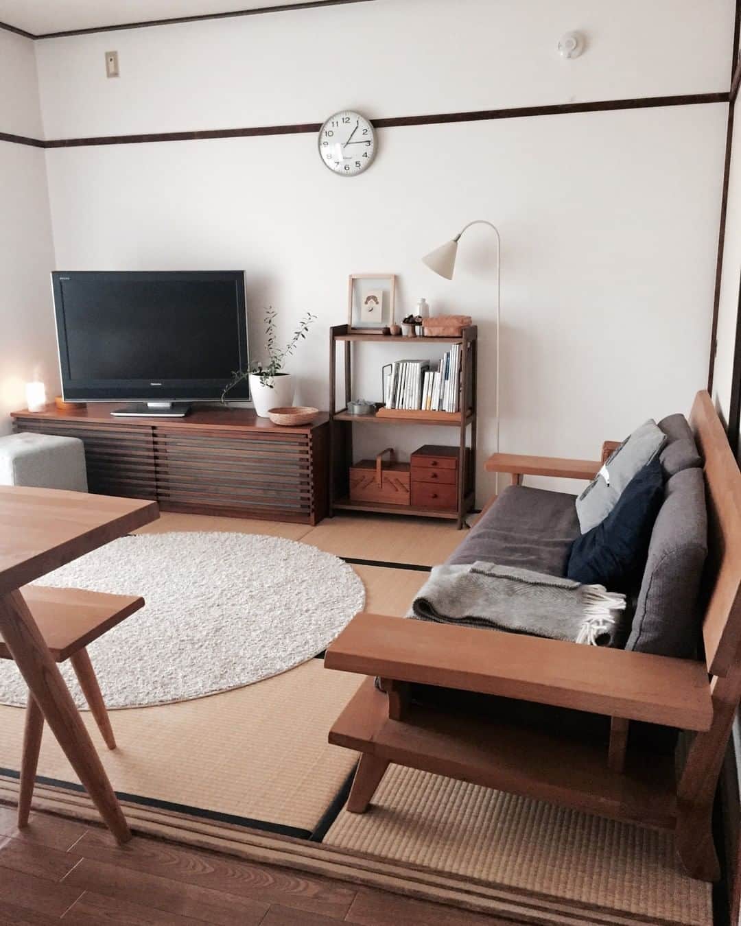 ムクリ［mukuri］さんのインスタグラム写真 - (ムクリ［mukuri］Instagram)「６畳の和室をリビングに。落ち着きや心地よさを感じる空間づくり〜どこか懐かしい団地暮らし（fumi4511さん）  fumiさんのおうちのリビングは６畳の和室。  じゅうぶんに広いとは言えないスペースに、 使っている家具は大きめのもの。  そのため模様替えは自由にできず、部屋を広く見せるには、今現在の家具の配置がベストだそう。  少しでも広く見せるために心がけていることや、心地よく過ごすための暮らしかたについてもお話いただいています。  生活感が出るものを表に出さないための、隠す収納。隠すために使ってあるアイテムひとつひとつからfumiさんらしさを感じます。  ちょっとしたものでも本当に好きなものを選ぶ。  この繰り返しが、今のお部屋をつくっているのだなとしみじみと感じました。  ぜひご覧くださいね♪ @fumi4511 さん、ありがとうございました！ （編集：kaori）  ▶詳細はプロフィールのURLよりご覧ください プロフィールはこちらから @mukuri_official ・  #団地 #団地暮らし#リビング#ダイニング #台所 #暮らしの道具 #台所道具 #インテリア #賃貸暮らし #暮らし #日々 #日常#古道具のある暮らし #キッチン道具 #暮らしを楽しむ #日々のこと #くらしの編集 #ムクリ」12月28日 21時05分 - mukuri_official