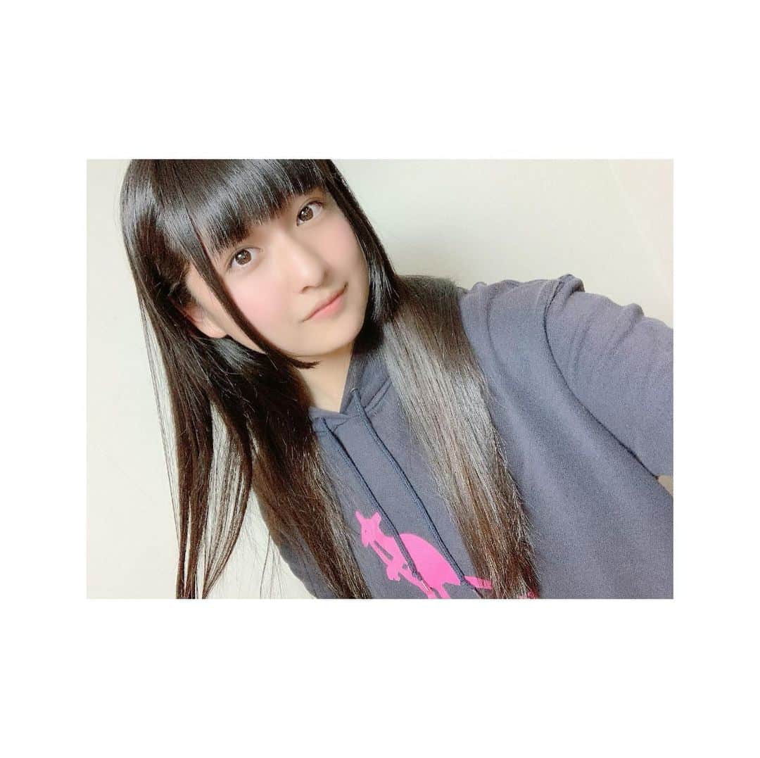 のインスタグラム：「美容院行ってきたよ💇‍♀️💟 ･ ･ ･ 切ったと言うよりは、髪の毛の量をめっちゃ空きました(꒪˙꒳˙꒪ ) 軽すぎる〜〜〜😇😇 空いた量多いから体重1キロくらい減ってそう🙄🙄 髪の毛も12cmくらい短くなったよ〜！ 明日何か髪の毛くくってまたSNSに載せるね〜☆ #髪の毛切ったよ  #スッキリ  #ありがとう  #りりり  #うぇーーーい」