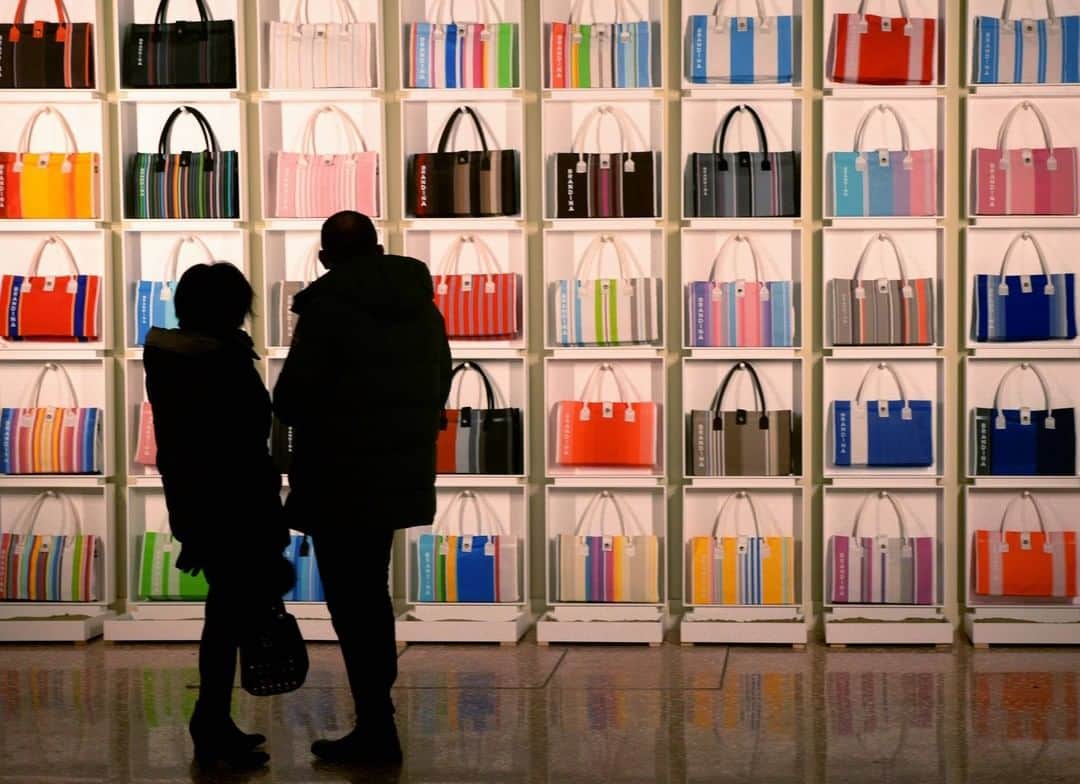 のインスタグラム：「THE ART OF SELLING A BAG  Il 27 Dicembre di 5 anni fa, nel 2015, l'esibizione "The Art of selling a Bag" realizzata da @marco.morosini e ospitata al Teatro Galli di Rimini.   Tutte le installazioni, realizzate da Marco Morosini con neon curvati, tessuti e stampe pittoriche danno vita ad una mostra dedicata al design contemporaneo e rappresentano l’incontro tra arte, design e commercio.  “L’arte deve essere liberata dalla scatola della finanza che l’ha imprigionata, deve tornare tra noi. Dobbiamo imparare a sognare sapendo di sognare, sperando che il mondo possa essere salvato dalla bellezza della creatività e non dal potere. La sfida per il fruitore, sarà quella di riconoscere l’arte dal commerciale, il multiplo dall’unico, l’onirico dal consueto”.  #marcomorosini #bademeister #bagnino #brandinatheoriginal #borsebrandina #brandinaborse #brandina #sempreinvacanza #alwaysonholiday #alwaysonvacation #borsetessuto #borse #borsa #borsadonna #borsemare #borsamare #borsefirmate #borseartigianali #accessoridonna #modaitaliana #madeinitaly #artexhibition #exhibition #exhibitiondesign #installation #contemporaryart #contemporaryartist」