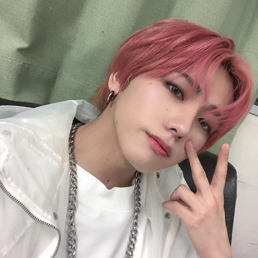 Yuyaさんのインスタグラム写真 Yuyainstagram Tiktokの もよろしくです プロフから飛べる ピンクヘアー ピンク髪 コンマバング センター分け 彼氏感 韓国好きな人 韓国好きな人と繋がりたい 韓国男子 メンズアイドル アイドル Idol