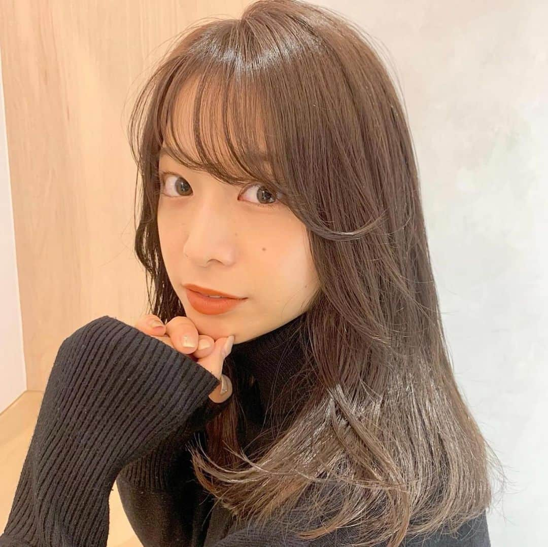 山口清香さんのインスタグラム写真 - (山口清香Instagram)「髪色ビフォーアフター！💇🏼‍♀️  どちらもひかるさん(@sugarlight21 )に染めてもらいました☺️🤍  2枚目の写真はブリーチしてるんだけど、思ってたよりダメージもなくて嬉しい☺︎  毎回(まだ2回だけど)髪の毛ツルツルにしてもらえるから本当に大感謝大満足です😢💞 また宜しくお願いします！  SHEA aoyama (シア アオヤマ) 🚶‍♀️表参道駅からすぐだよ！ . . #sheaaoyama  #表参道 #青山 #美容院 #美容室  #カラー #オイルカラー #ブリーチカラー」12月28日 21時06分 - sayaka__yamaguchi_