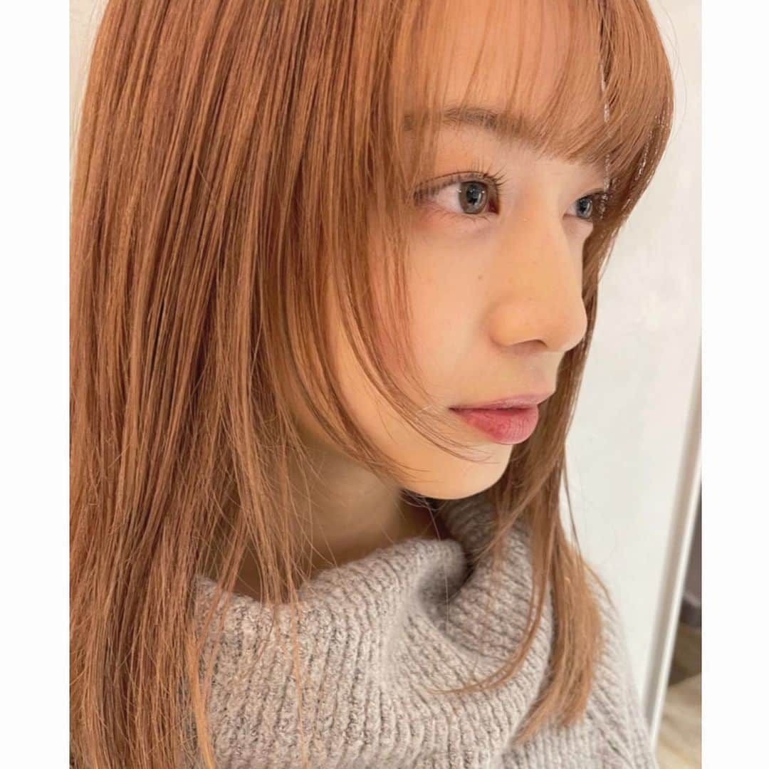 山口清香さんのインスタグラム写真 - (山口清香Instagram)「髪色ビフォーアフター！💇🏼‍♀️  どちらもひかるさん(@sugarlight21 )に染めてもらいました☺️🤍  2枚目の写真はブリーチしてるんだけど、思ってたよりダメージもなくて嬉しい☺︎  毎回(まだ2回だけど)髪の毛ツルツルにしてもらえるから本当に大感謝大満足です😢💞 また宜しくお願いします！  SHEA aoyama (シア アオヤマ) 🚶‍♀️表参道駅からすぐだよ！ . . #sheaaoyama  #表参道 #青山 #美容院 #美容室  #カラー #オイルカラー #ブリーチカラー」12月28日 21時06分 - sayaka__yamaguchi_