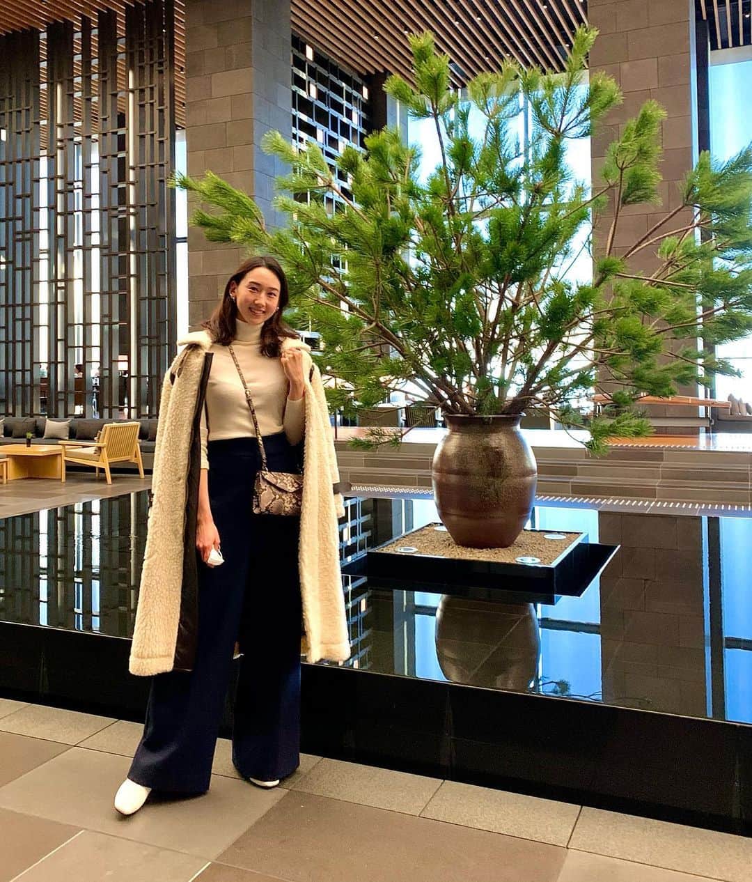 松原汐織のインスタグラム：「#ootd  久しぶりに @aman_tokyo へ🗼 造りが好みなので、行く度にウットリ。 遠出したかの様な気持ちになれてリフレッシュ出来ました☺️❣️ ・ Outfit♡ #コート ＆ #ワイドパンツ / @inscrire_official #inscrire  #タートルネック / @uniqlo #uniqlo  #バッグ / @giannichiarini_jp #ジャンニキアリーニ  #ブーツ / @gu_global #gu  話題の白ブーツ👢(２枚目📸)お値段以上で驚きを通り越して感動🤣 ・ #コーディネート #高身長コーデ  #写真を撮る時だけマスク外してます #右手にマスク 😷」