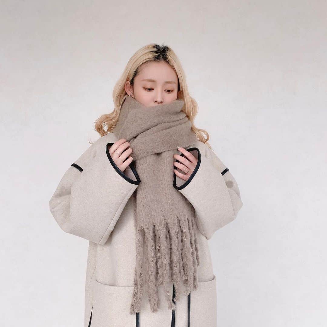 Vannie Officialのインスタグラム：「⠀ ⠀  【VANNIE U　 もこもこボリュームマフラー　】2,200+tax ⠀  小顔にもなれるたっぷりボリューム感がたまらんかわいい！  ⠀ 《styling》 もこもこ可愛いボリュームマフラーがVANNIEから登場♡ 大判＋あったか生地でこの冬ヘビロテ間違いなし！ 首元に大きく巻くことで可愛さ＋小顔効果に◎ スウェットやニットに巻いて季節感を出したり、 マンパやボアパーカーなどのアウターと合わせて 冬本番は楽しんで♪  ⠀ 《detail》 しっかりとした厚手の生地でかなりの暖かさ◎ カラー展開にこだわりカジュアルさん～ガーリーさんまで 使いこなせるようにしました♪ 冬には定番で持っておきたいもこもこマフラーです！  ⠀ 《fabric》 厚めで防寒効果抜群の生地。 ⠀ ⠀ ⠀ #vannie_u#ヴァニーユー #ZOZOでしか買えない⠀⠀ お問い合わせはDMまでご連絡ください‪‪☺︎‬」