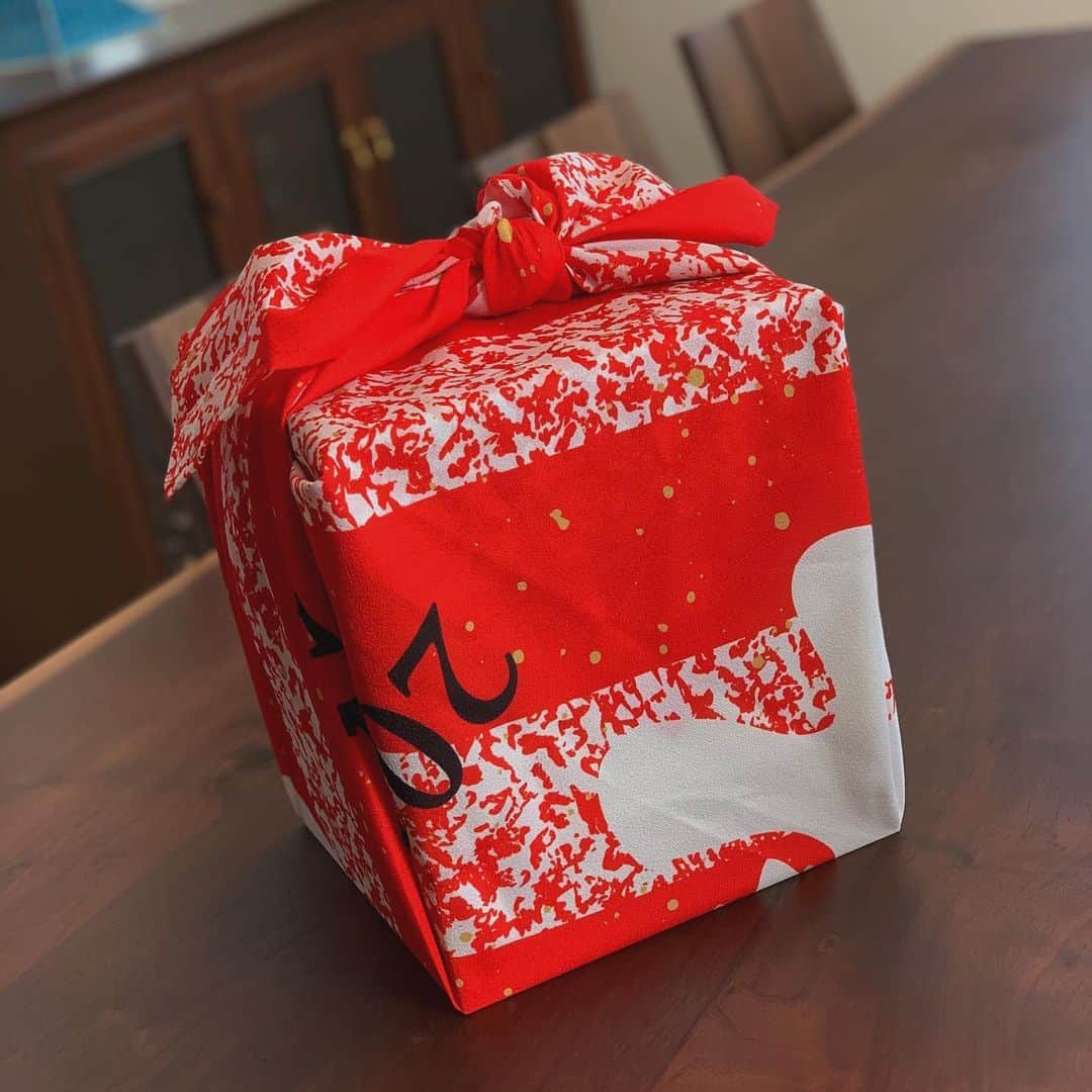 透水さらさのインスタグラム：「今年も焼肉ジャンボのおせちで年越し🥩 毎年楽しみです♡ 焼肉ジャンボの我が家が大好きな家族を想いながら食べます😂 #焼肉ジャンボ #おせち #2020→2021 #風呂敷もかっこいい」