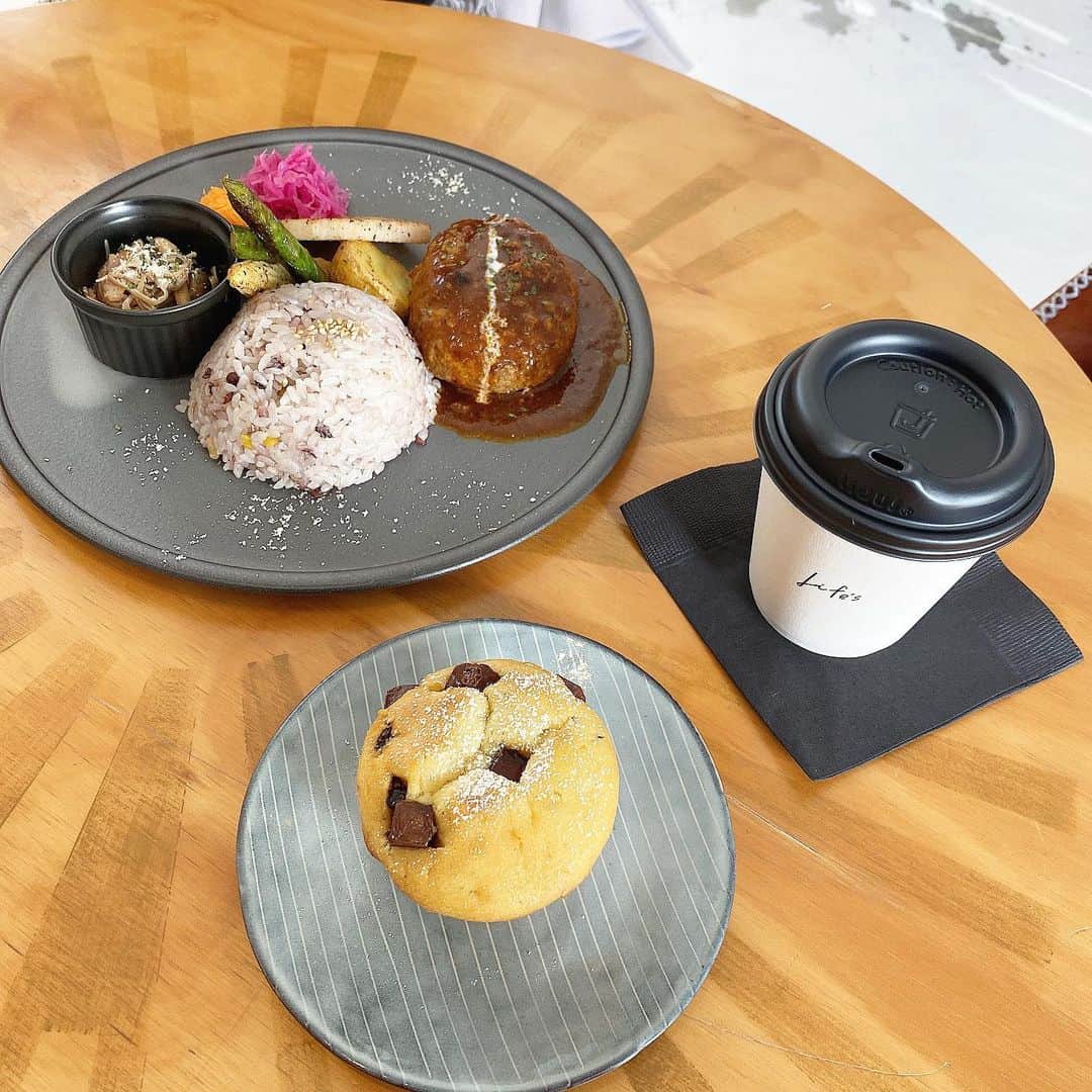 のインスタグラム：「． 📍Life's HORIE ． プレートランチは友達の🍽 私はマフィン♡ ドーナツも捨てがたかった...🍩 ． #lifes堀江店cafe #堀江カフェ」