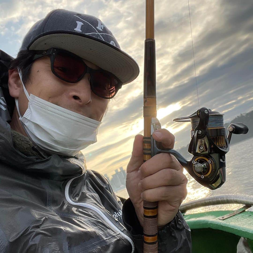 井手大介さんのインスタグラム写真 - (井手大介Instagram)「さあ今年の釣り納めは村越正海さん主催の忘年カワハギ釣り大会。今日は枚数勝負。頑張ります！ 9時ごろからYouTubeで配信します。機材満載で船に乗ったけど果たして上手くいくかな？潮風が怖い。」12月29日 7時57分 - daiskeide