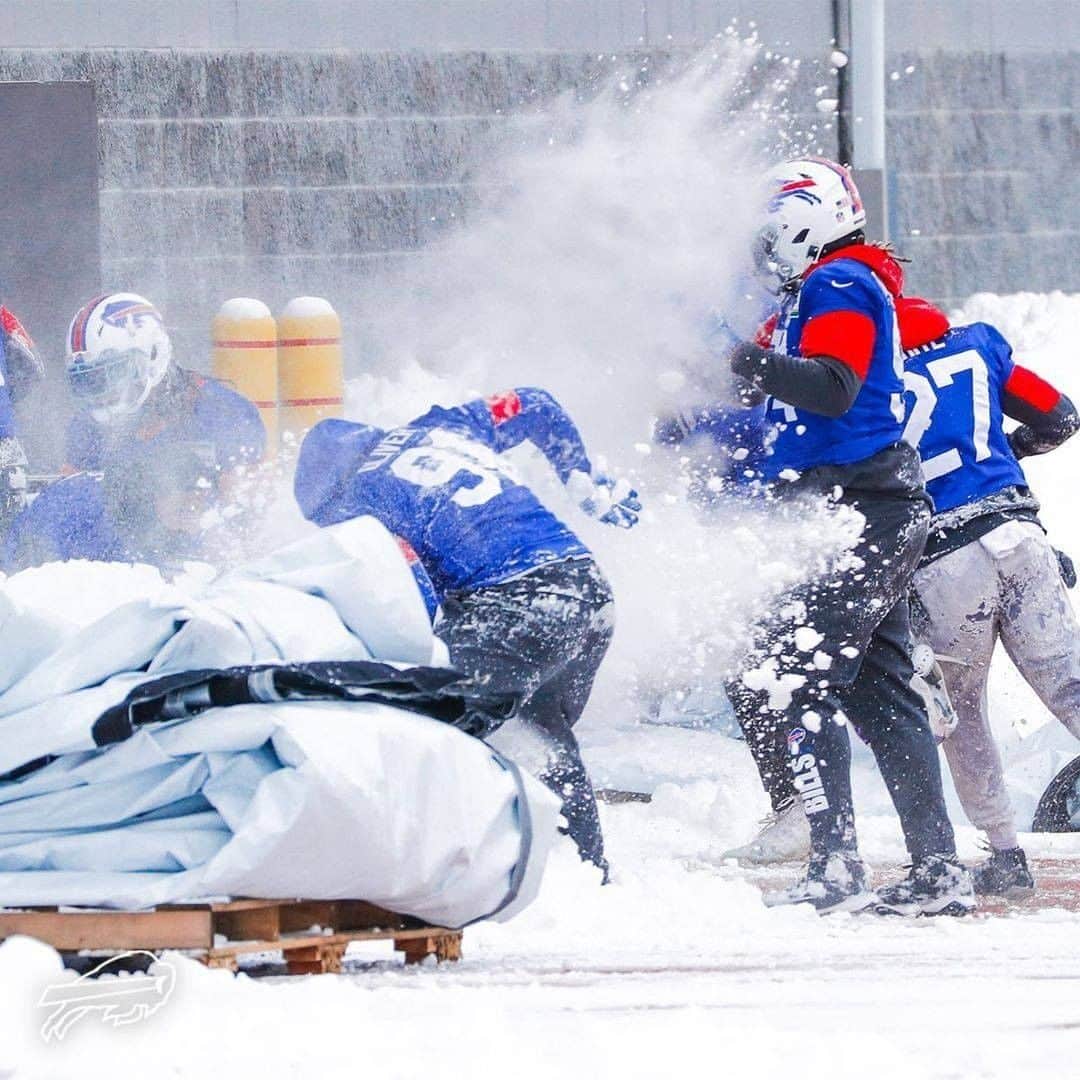 NFLさんのインスタグラム写真 - (NFLInstagram)「The AFC East champs were loving the snow! ⛄️ (via @buffalobills)  📺: #BUFvsNE -- TONIGHT 8:15pm ET on ESPN 📱: NFL app // Yahoo Sports app」12月29日 6時30分 - nfl