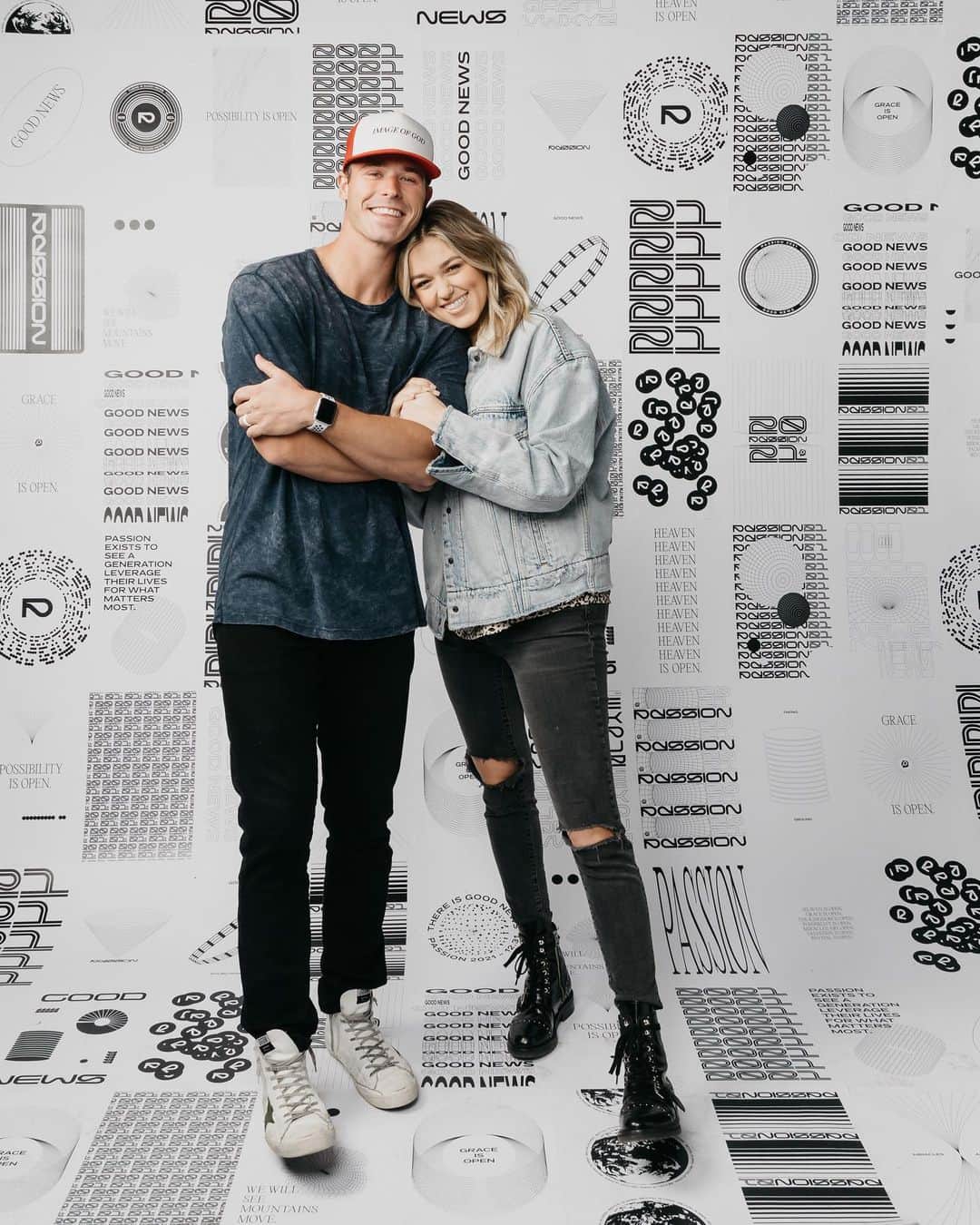 コリー・ロバートソンのインスタグラム：「GOOD NEWS!! @passion268 this year is all virtual and it’s open to everyone!! @louiegiglio @shelleygiglio @legitsadierob @christian_huff and the whole Passion team have been planning the most incredible night 🤗@christinecaine @mattchandler74 @priscillashirer @timtebow @kb_hga @codycarnes @karijobe @passionmusic   Passion2021.com for all the details and to register. It’s totally free, all you have to do is show up from wherever in the world that you are. Over 100,000 are already coming! Let’s ring in the New Year with the ultimate Good News, Jesus!!」