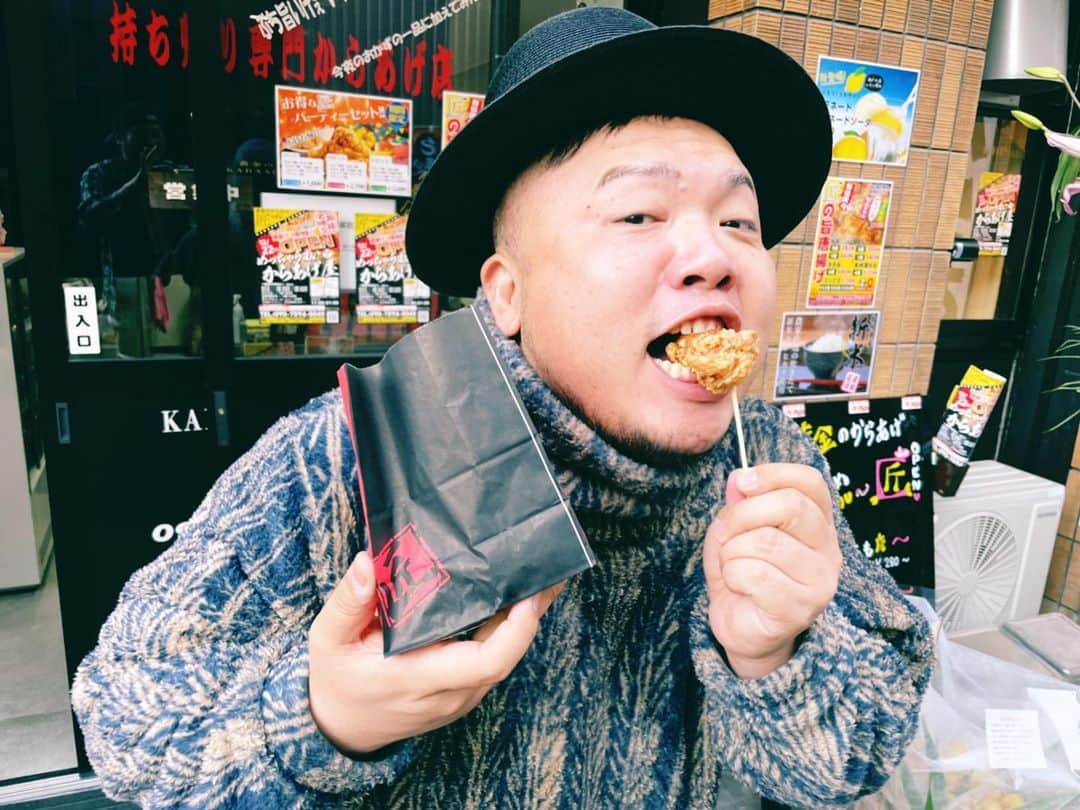 HIPPYのインスタグラム：「こんな時期にオープンってすごいなー なんて開店祝いの花を眺めながら お店の前を通ると 僕のデビュー前の７年間バイトさせていただき 融通も聞いてもらいまくり支えてくださった方だった  「しんどいけどお互いがんばろね」 声をかけてくださり元気もらったし 新たな挑戦！からあげ！ めっちゃ美味しかったです  お持ち帰り、テイクアウト、お弁当 Uberやwoltなどで配達もやってます！  年末年始も営業してるので 是非１度食べてみてください♩  また行きますね！元気頂きました！ 感謝  【黄金のからあげ 匠】 広島市中区小網町1-9 11:00〜21:00 090-7594-5045」