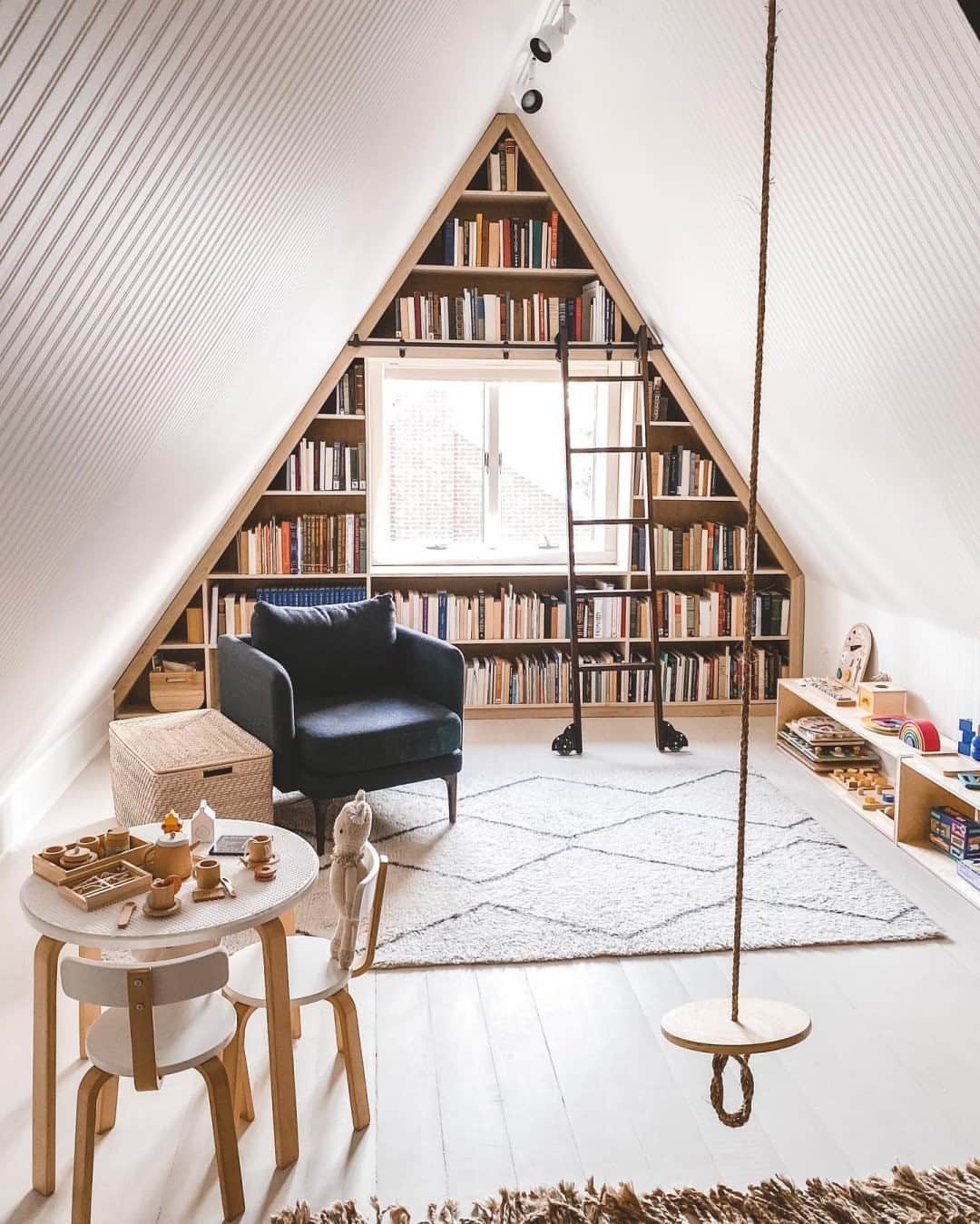 west elmさんのインスタグラム写真 - (west elmInstagram)「Attic >> Playroom 👧👶What a dream! Thanks for sharing @eatpraygrow! Share your style and tag @westelm ✨#westelmkids #kidsroom #library」12月29日 7時00分 - westelm
