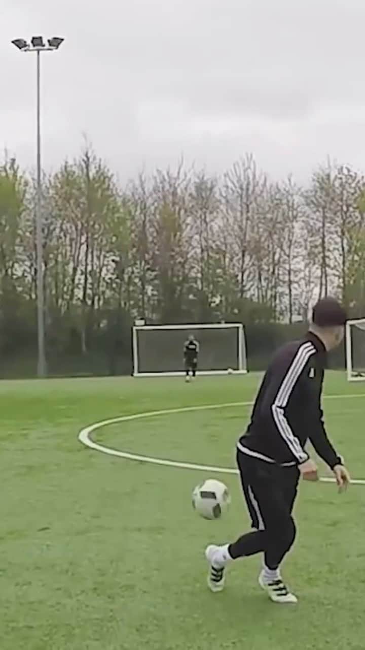 F2Freestylersのインスタグラム：「Tag a baller who would try the “drop top” touch in a game 😳🤯 #football #skills #footballtouch #messi #ronaldo #reels #footballtricks #soccer #soccerskills #football」
