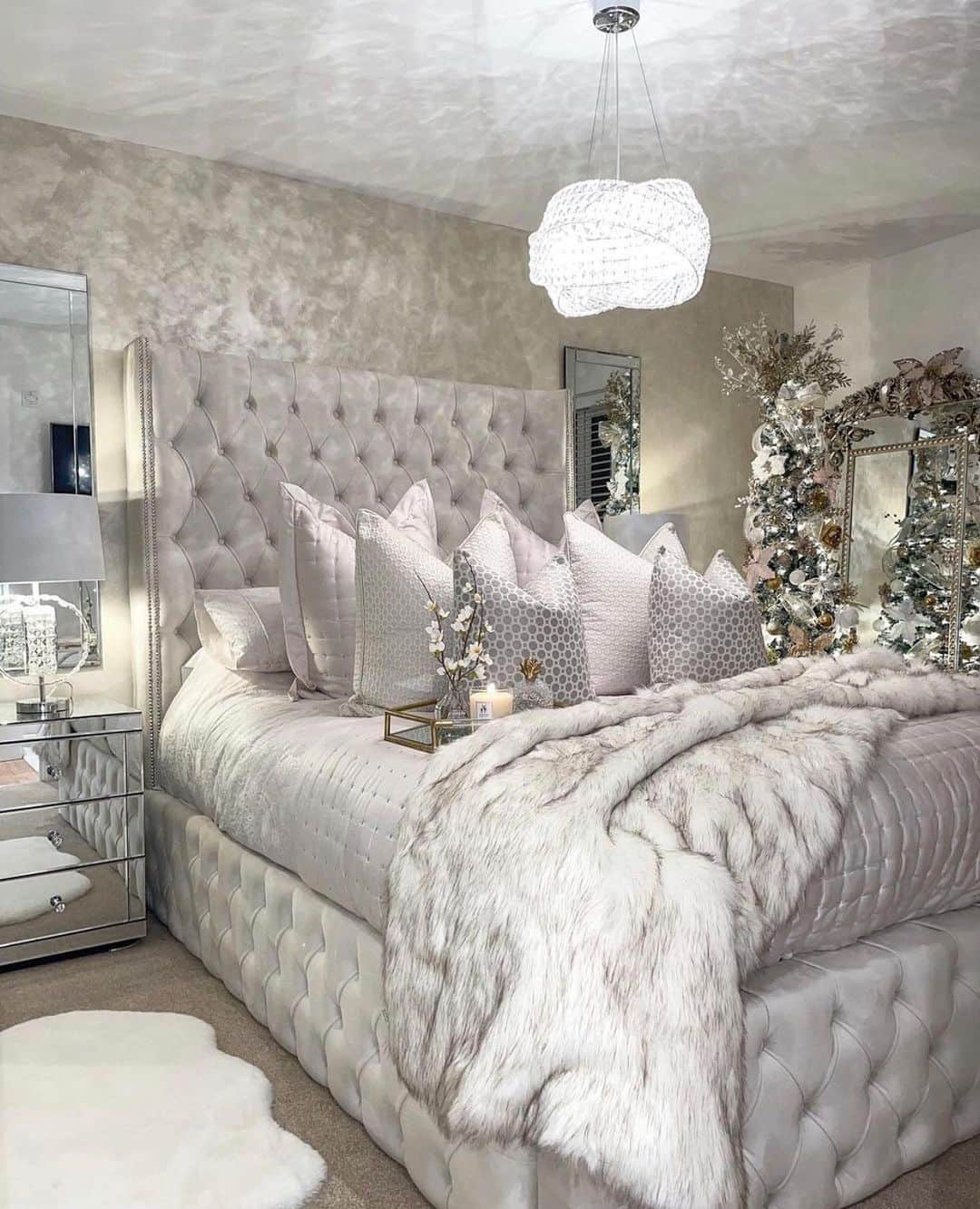 Crazy Roomsのインスタグラム：「All white errything 💭❄️ ft @house_to_home_at_no1」