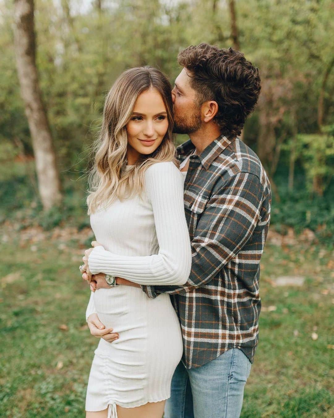 People Magazineさんのインスタグラム写真 - (People MagazineInstagram)「Lauren Bushnell Lane is bumping along! 💚 #TheBachelor alum and her husband, country singer Chris Lane, who are currently expecting their first child together, posed in a sweet couple's photo with Lauren's baby bump on full display. 🍼 📷: @darlingjulietphoto」12月29日 7時01分 - people