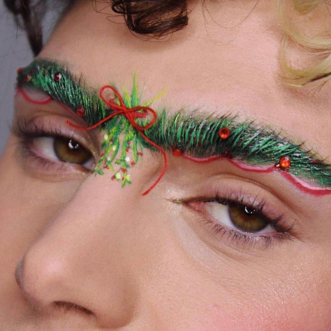 Jeffree Star Cosmeticsさんのインスタグラム写真 - (Jeffree Star CosmeticsInstagram)「Just a little holiday brow moment 🎄 @ashleyema created this sickening look using our #velourliquidlipsticks in the shades Drug Lord & Equality 🌟   #jeffreestarcosmetics」12月29日 7時03分 - jeffreestarcosmetics